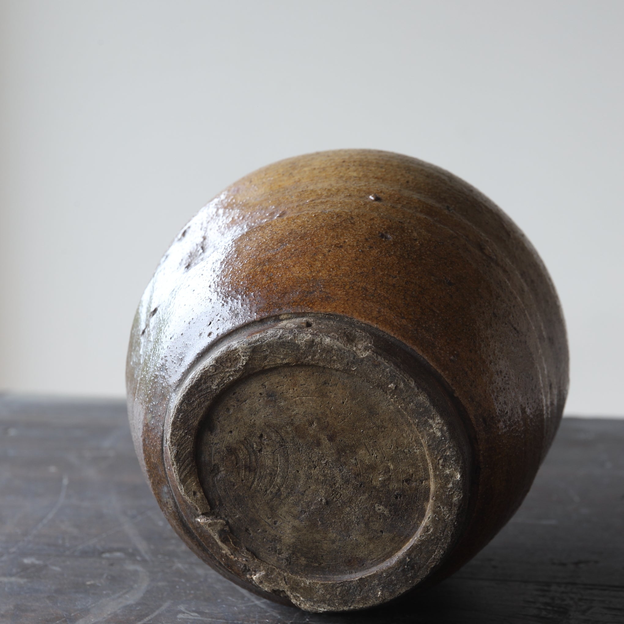 FLORERO COLGANTE, Ko-Seto, vidriado de hierro con asas, Período Edo(1603–1867 d. C.)