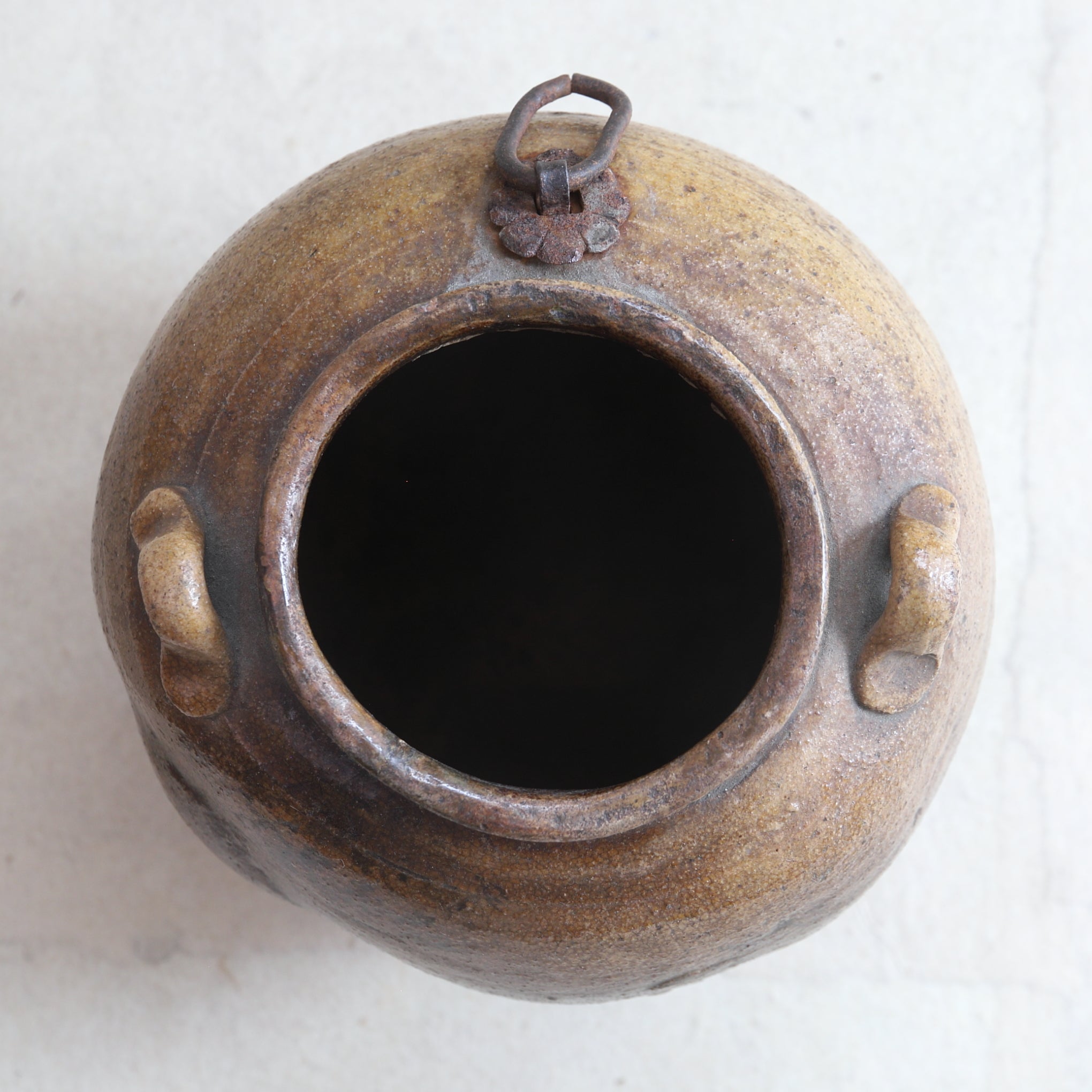 FLORERO COLGANTE, Ko-Seto, vidriado de hierro con asas, Período Edo(1603–1867 d. C.)