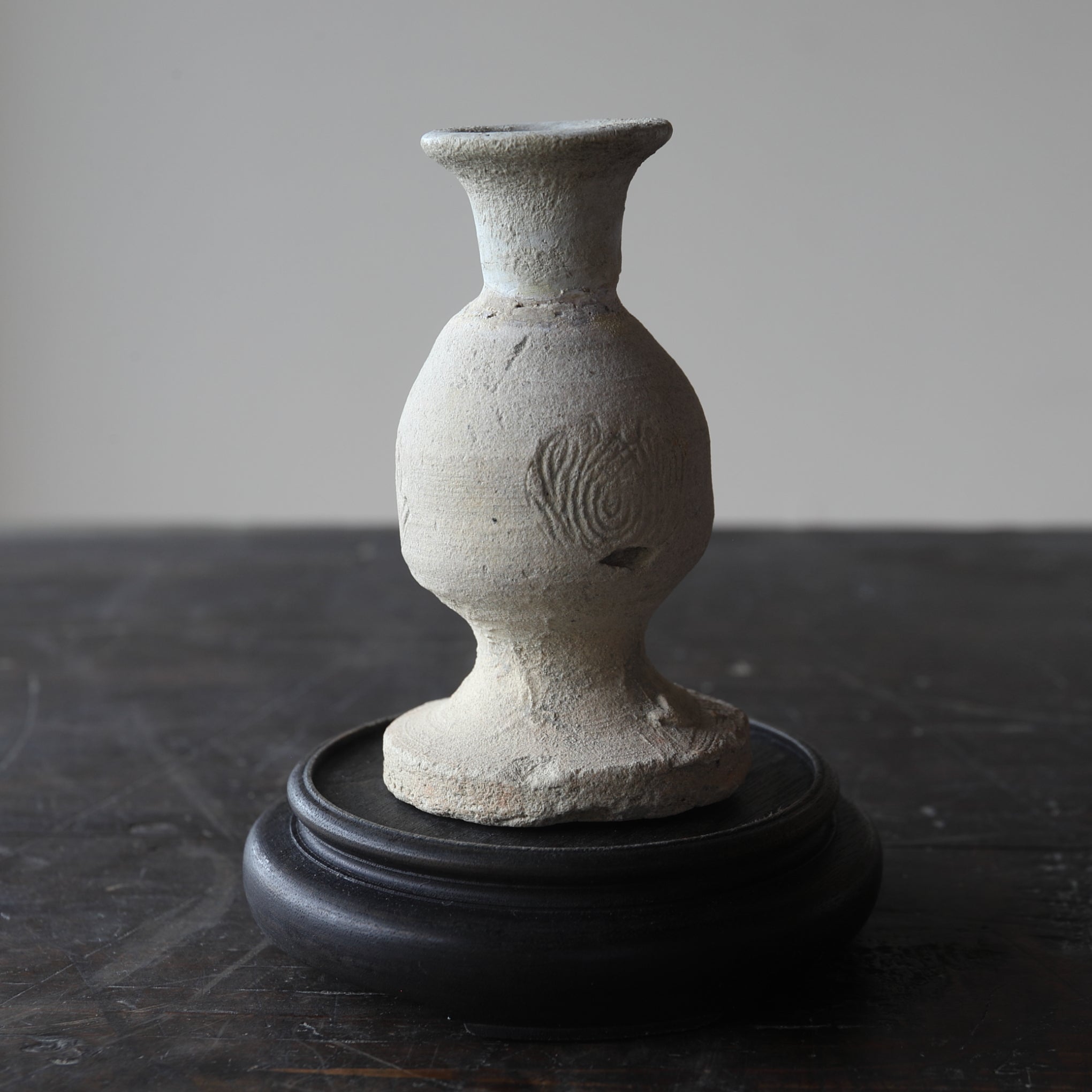 VASO DA ALTARE BUDDISTA, Ko-Seto, stampato e intarsiato con motivo a loto, Periodo Kamakura(1185–1333 d.C.)