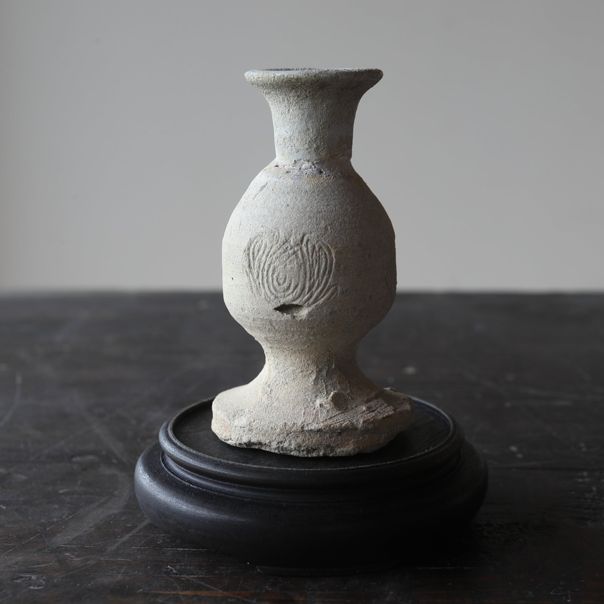 VASO DA ALTARE BUDDISTA, Ko-Seto, stampato e intarsiato con motivo a loto, Periodo Kamakura(1185–1333 d.C.)