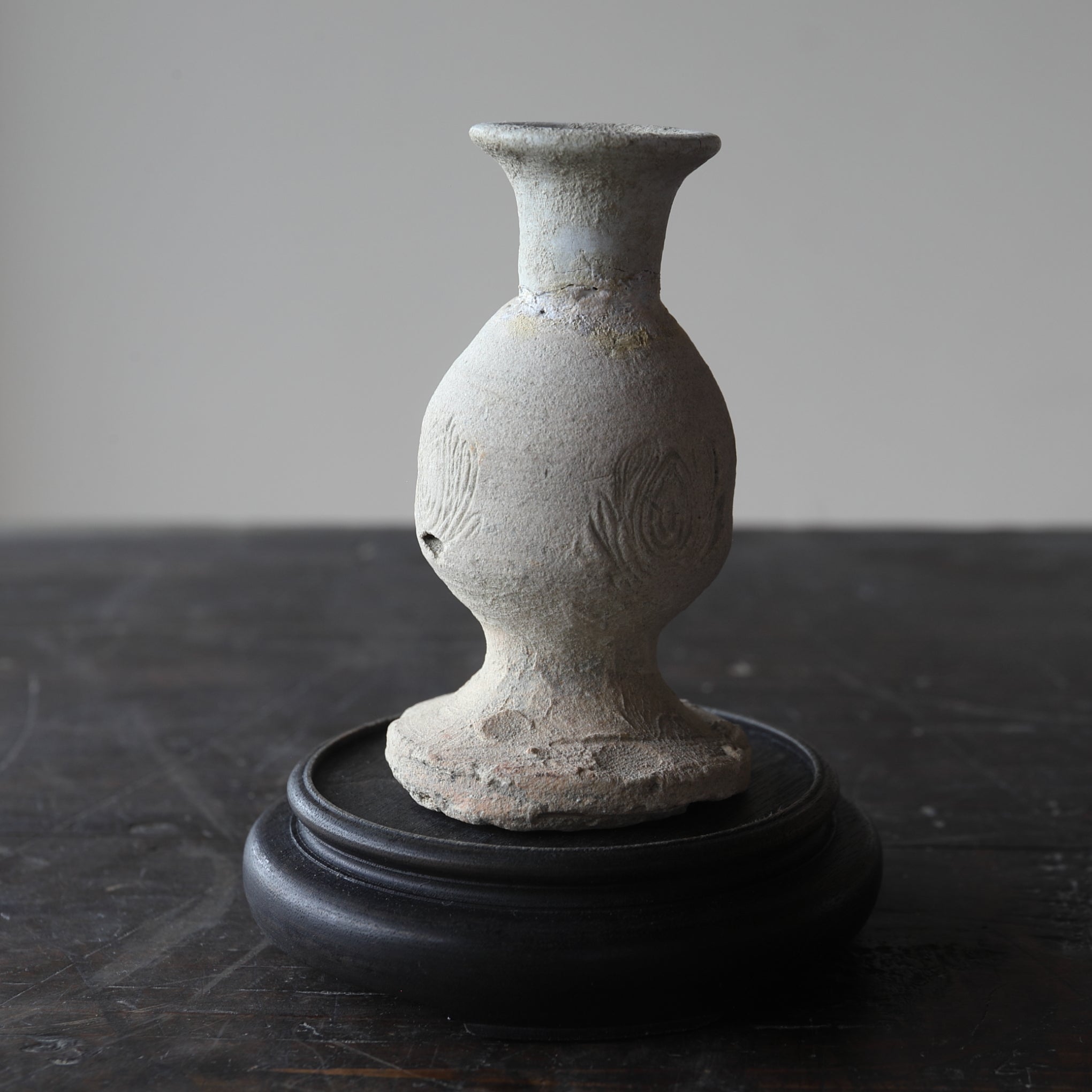 VASO DA ALTARE BUDDISTA, Ko-Seto, stampato e intarsiato con motivo a loto, Periodo Kamakura(1185–1333 d.C.)