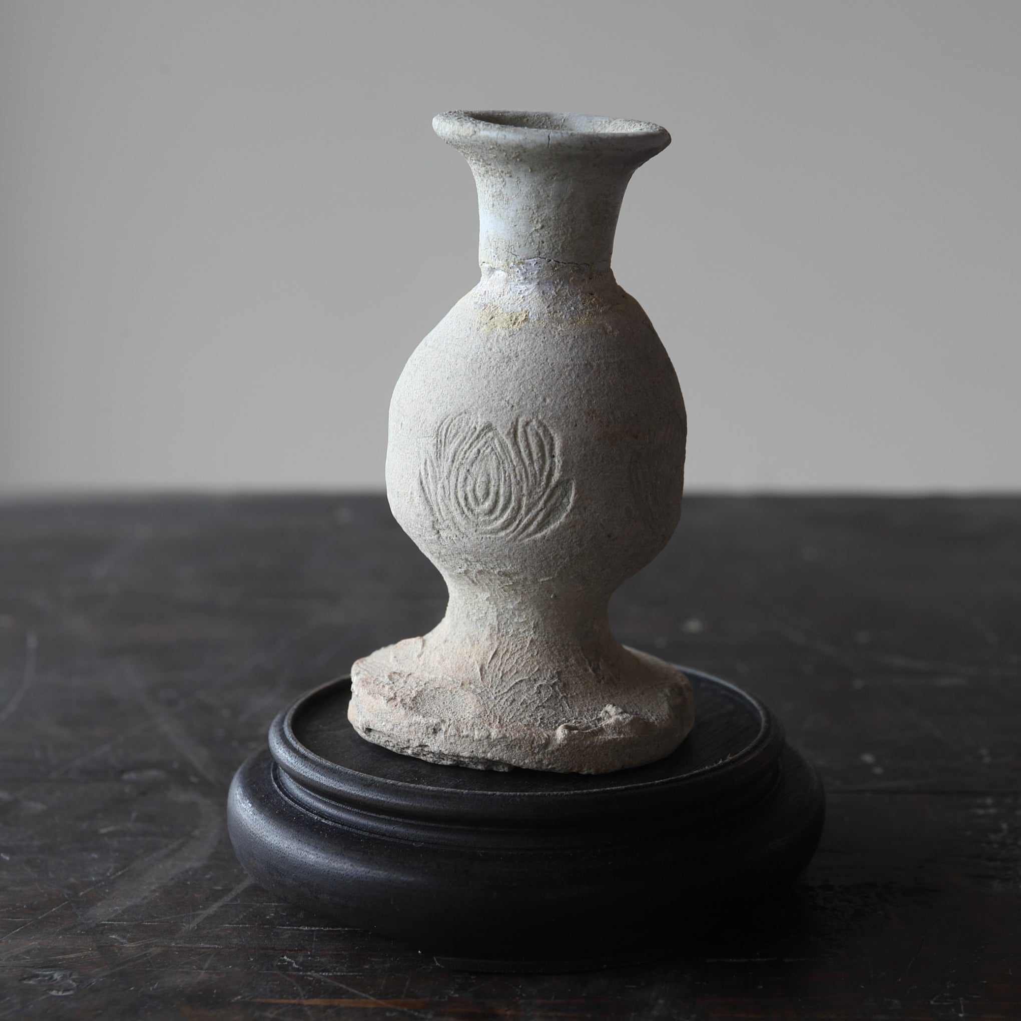 VASO DA ALTARE BUDDISTA, Ko-Seto, stampato e intarsiato con motivo a loto, Periodo Kamakura(1185–1333 d.C.)