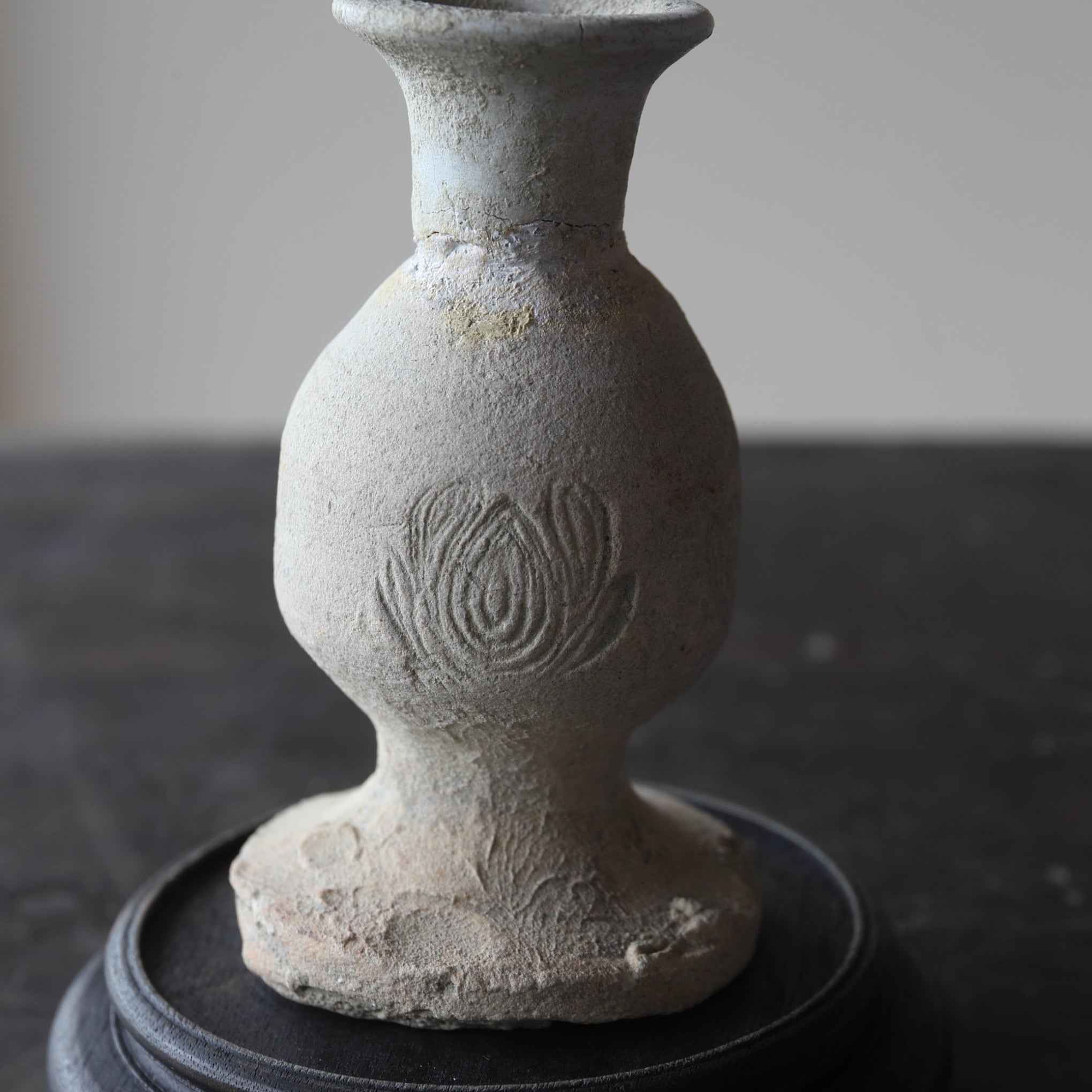 VASO DA ALTARE BUDDISTA, Ko-Seto, stampato e intarsiato con motivo a loto, Periodo Kamakura(1185–1333 d.C.)