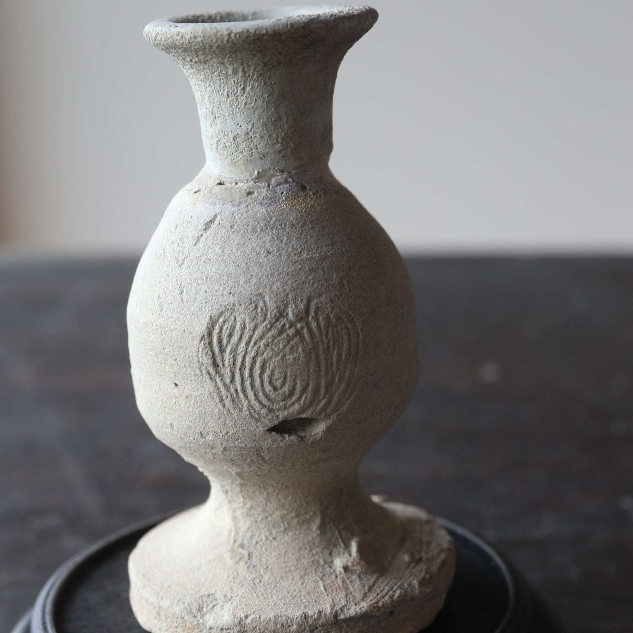 VASO DA ALTARE BUDDISTA, Ko-Seto, stampato e intarsiato con motivo a loto, Periodo Kamakura(1185–1333 d.C.)