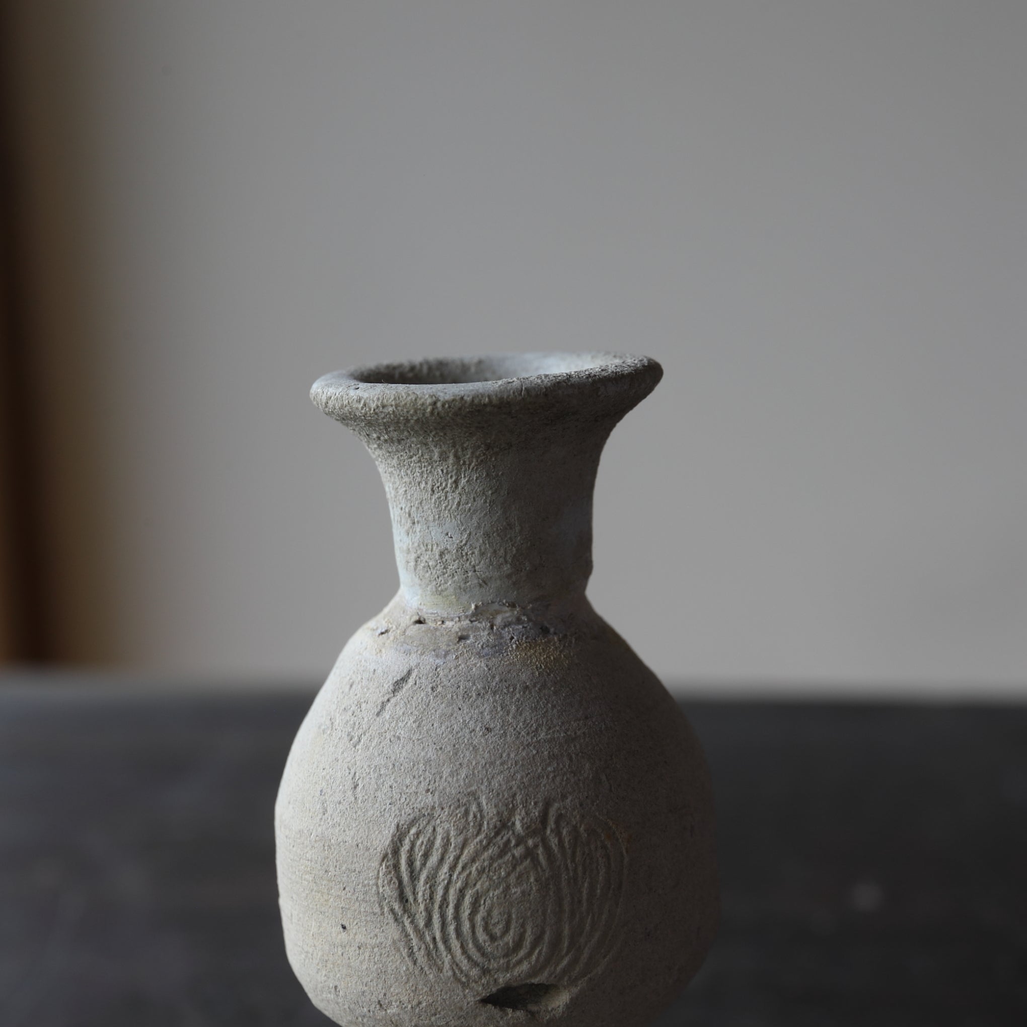 VASO DA ALTARE BUDDISTA, Ko-Seto, stampato e intarsiato con motivo a loto, Periodo Kamakura(1185–1333 d.C.)