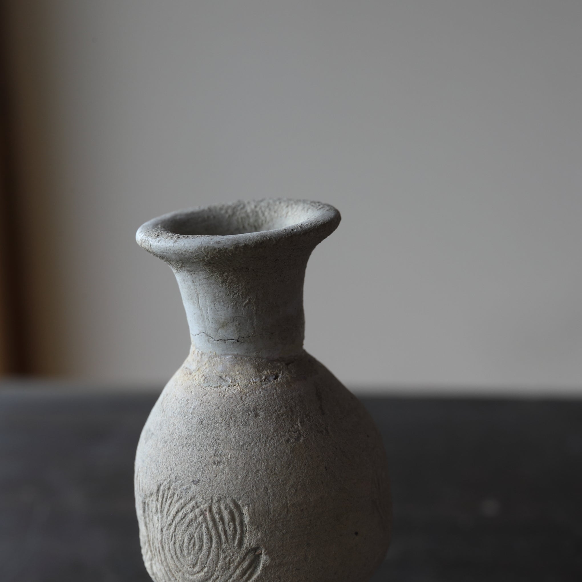 VASO DA ALTARE BUDDISTA, Ko-Seto, stampato e intarsiato con motivo a loto, Periodo Kamakura(1185–1333 d.C.)