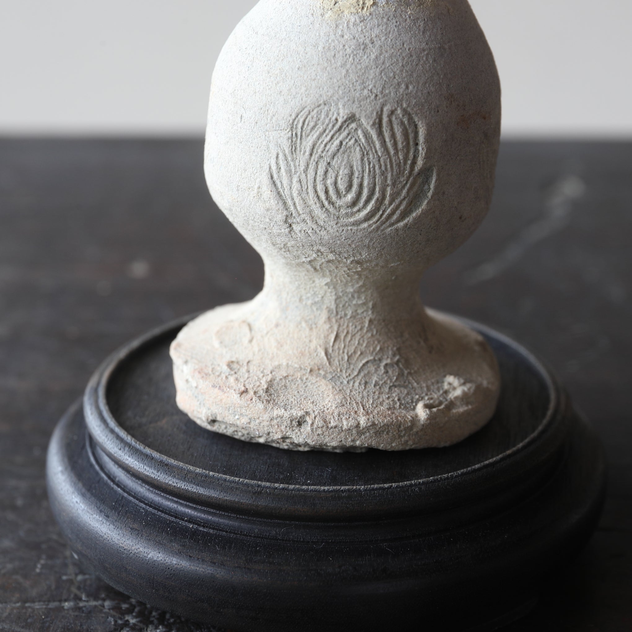 VASO DA ALTARE BUDDISTA, Ko-Seto, stampato e intarsiato con motivo a loto, Periodo Kamakura(1185–1333 d.C.)