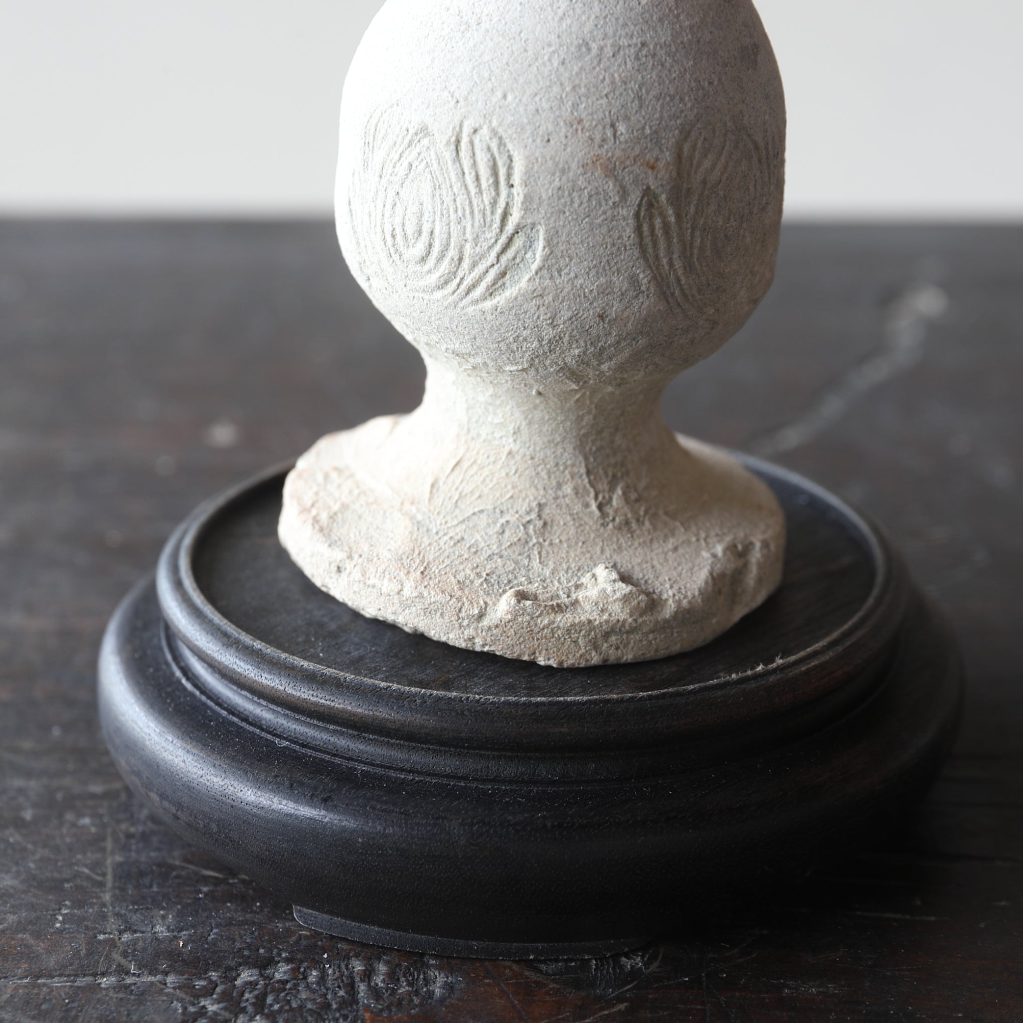 VASO DA ALTARE BUDDISTA, Ko-Seto, stampato e intarsiato con motivo a loto, Periodo Kamakura(1185–1333 d.C.)