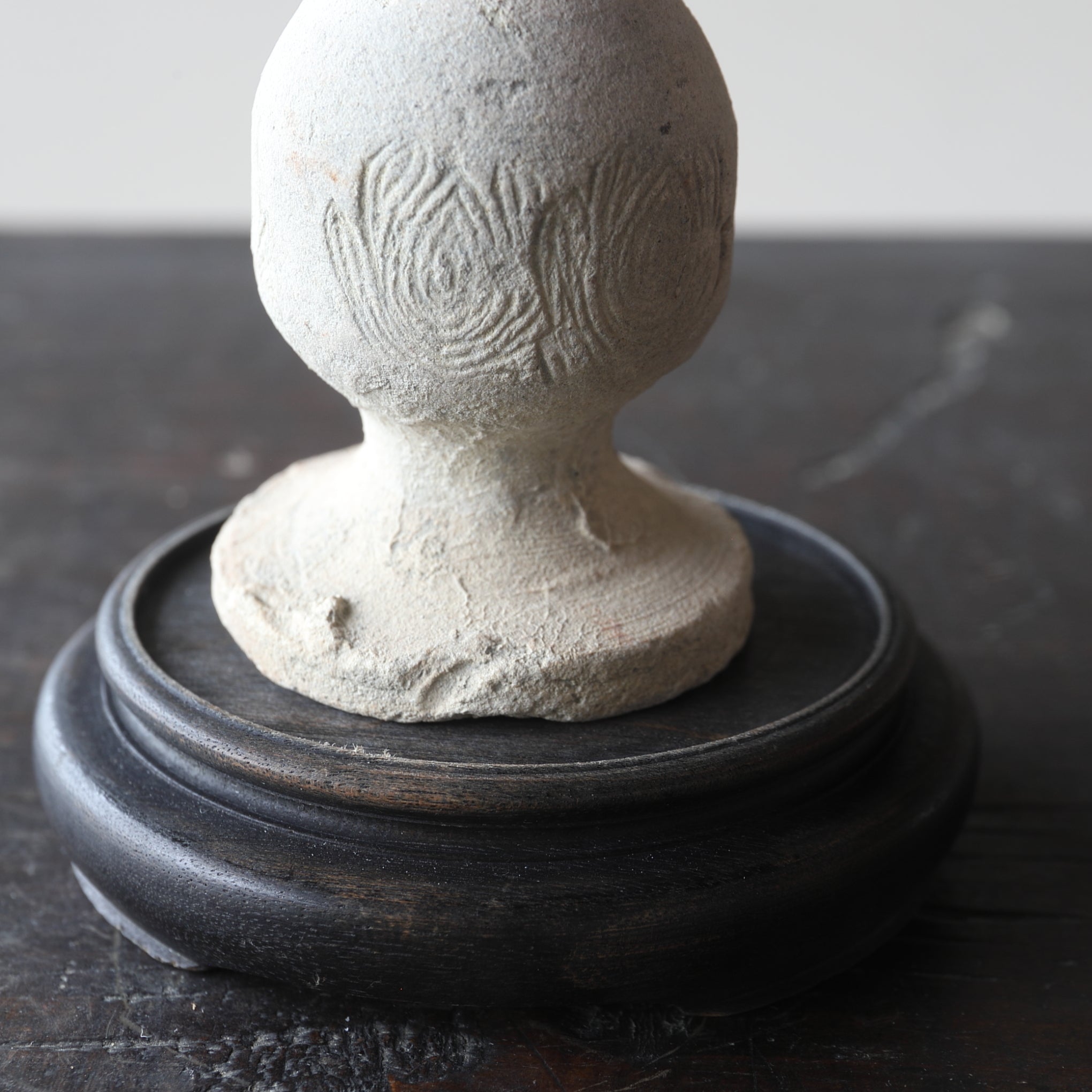VASO DA ALTARE BUDDISTA, Ko-Seto, stampato e intarsiato con motivo a loto, Periodo Kamakura(1185–1333 d.C.)