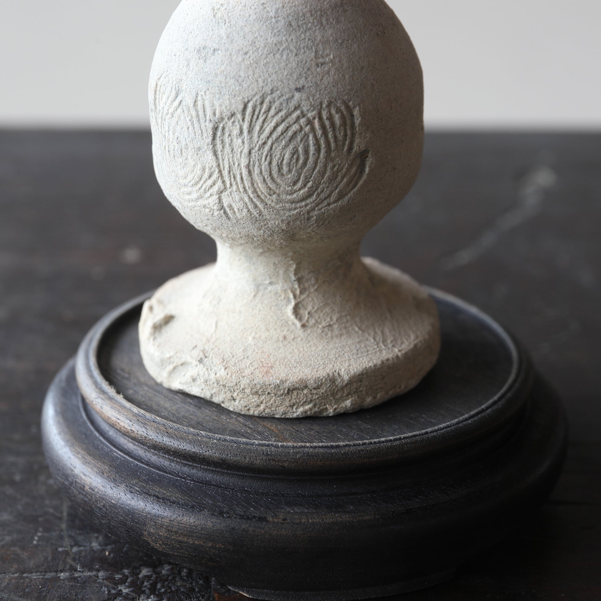 VASO DA ALTARE BUDDISTA, Ko-Seto, stampato e intarsiato con motivo a loto, Periodo Kamakura(1185–1333 d.C.)