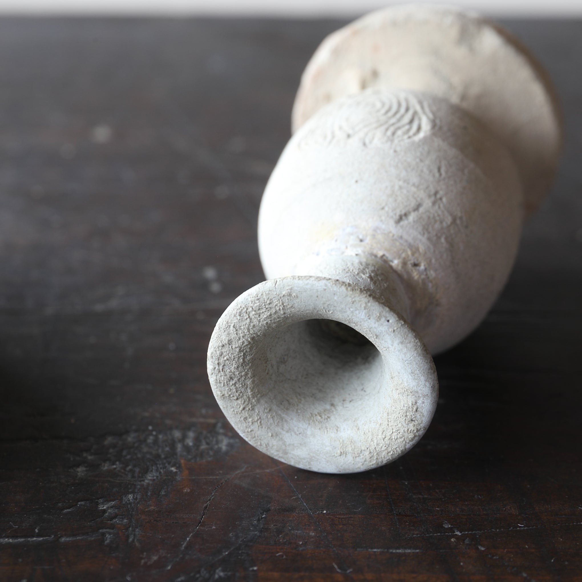VASO DA ALTARE BUDDISTA, Ko-Seto, stampato e intarsiato con motivo a loto, Periodo Kamakura(1185–1333 d.C.)