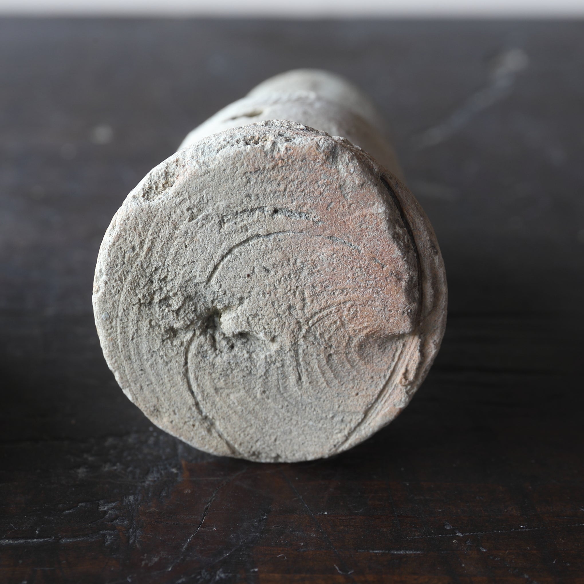 VASO DA ALTARE BUDDISTA, Ko-Seto, stampato e intarsiato con motivo a loto, Periodo Kamakura(1185–1333 d.C.)