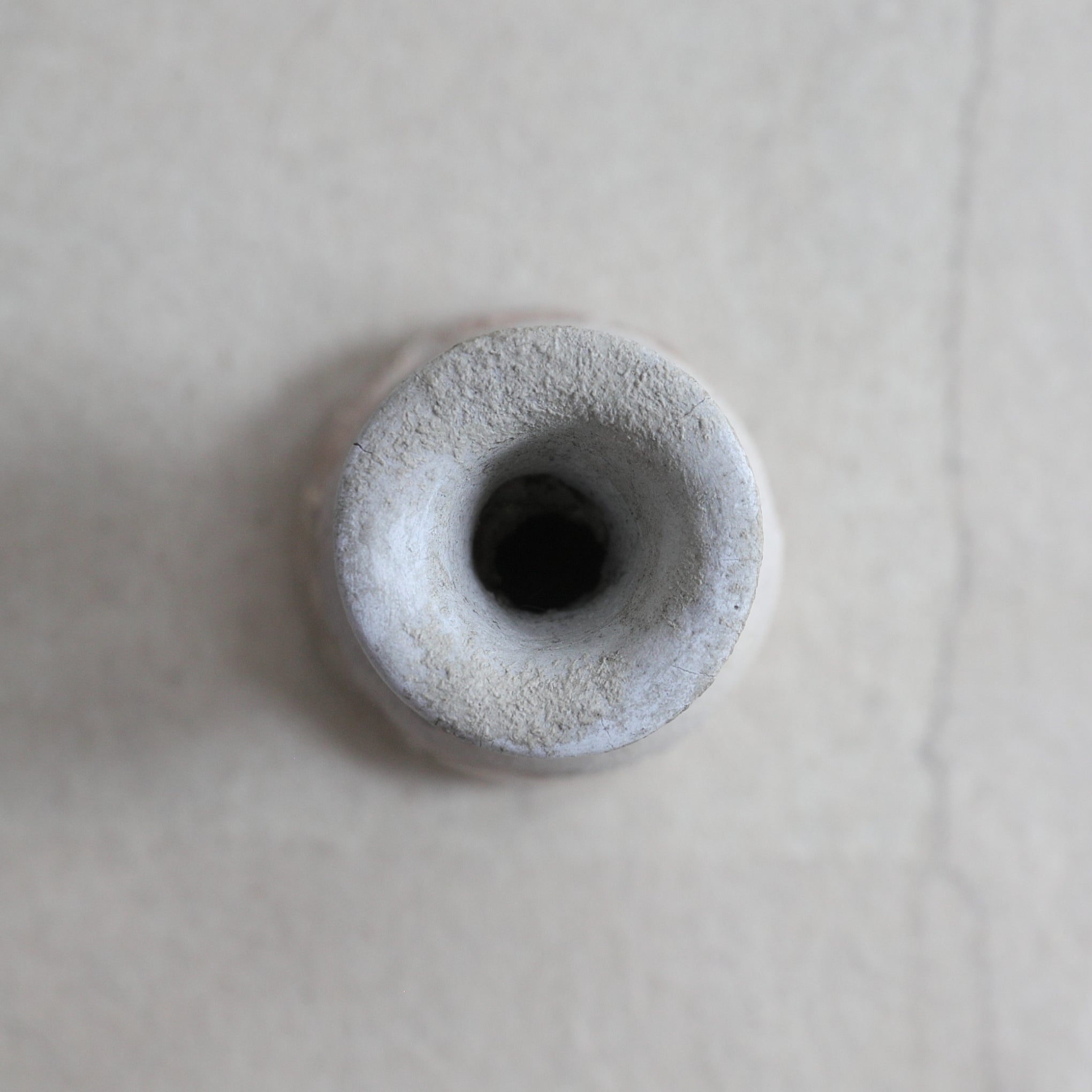 VASO DA ALTARE BUDDISTA, Ko-Seto, stampato e intarsiato con motivo a loto, Periodo Kamakura(1185–1333 d.C.)