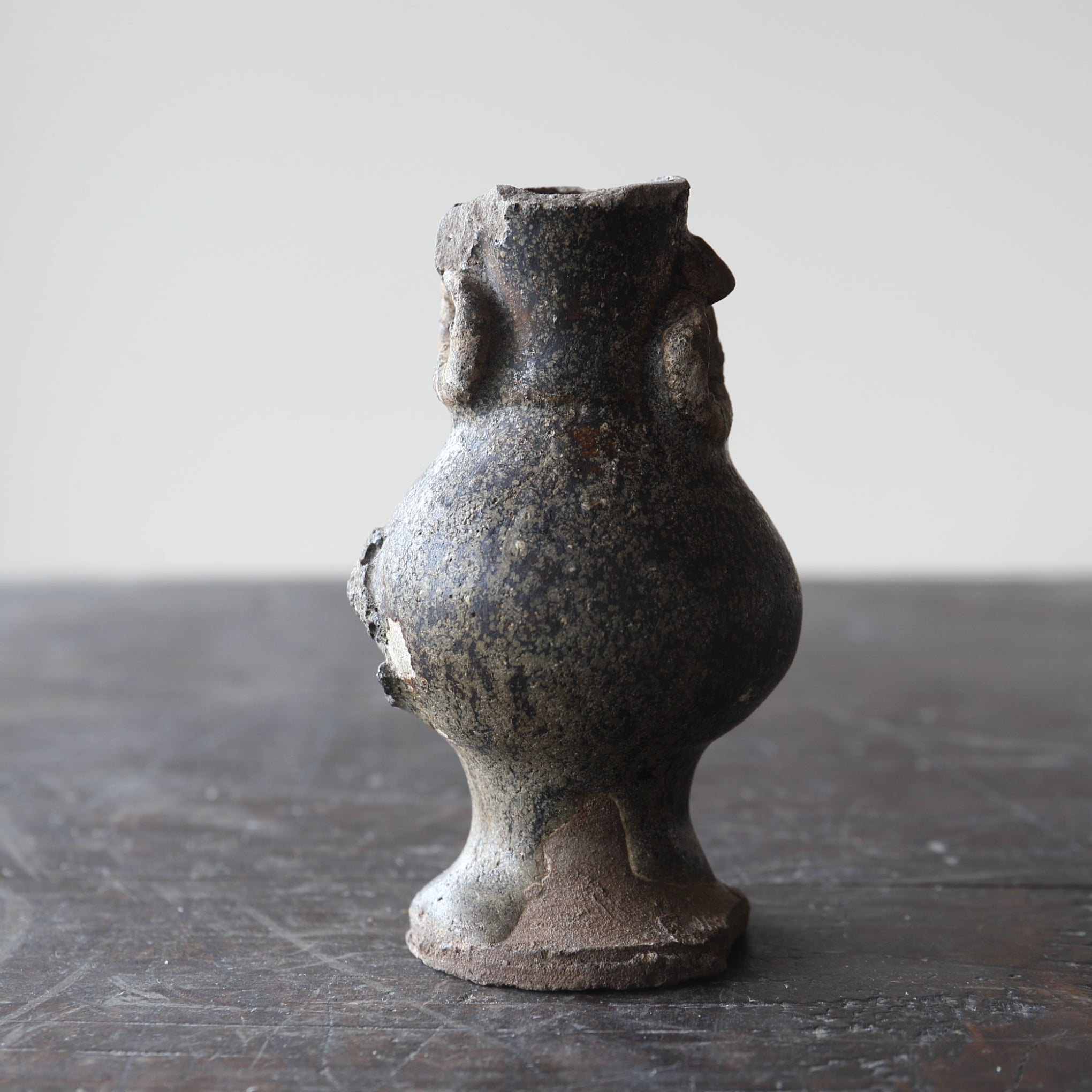 BUDDHISTISCHE BLUMENVASE, Ko-Seto, eisenglasiert, Kamakura-Zeit(1185–1333 n. Chr.)