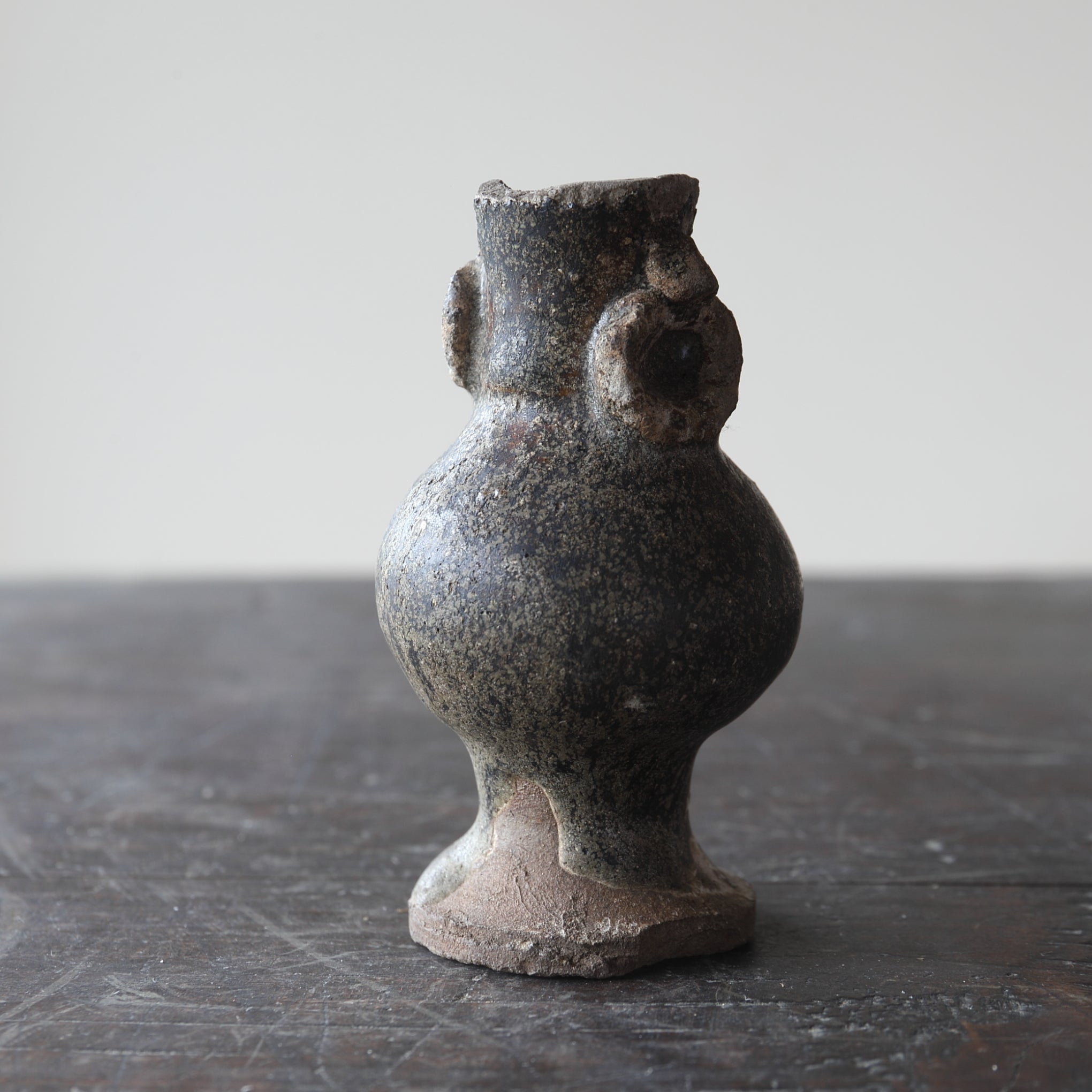 BUDDHISTISCHE BLUMENVASE, Ko-Seto, eisenglasiert, Kamakura-Zeit(1185–1333 n. Chr.)