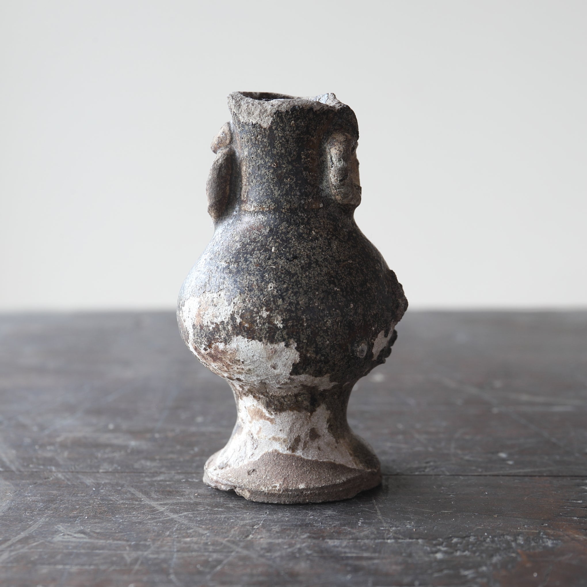 JARRÓN PARA ALTAR BUDISTA, Ko-Seto, vidriado de hierro, Período Kamakura(1185–1333 d. C.)