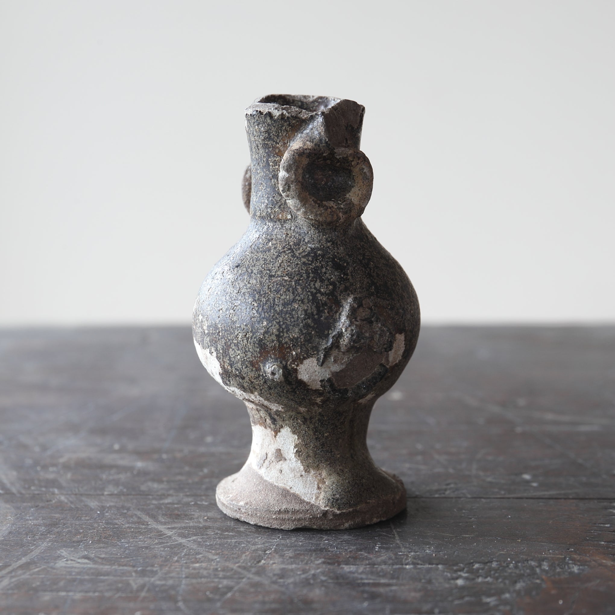 JARRÓN PARA ALTAR BUDISTA, Ko-Seto, vidriado de hierro, Período Kamakura(1185–1333 d. C.)