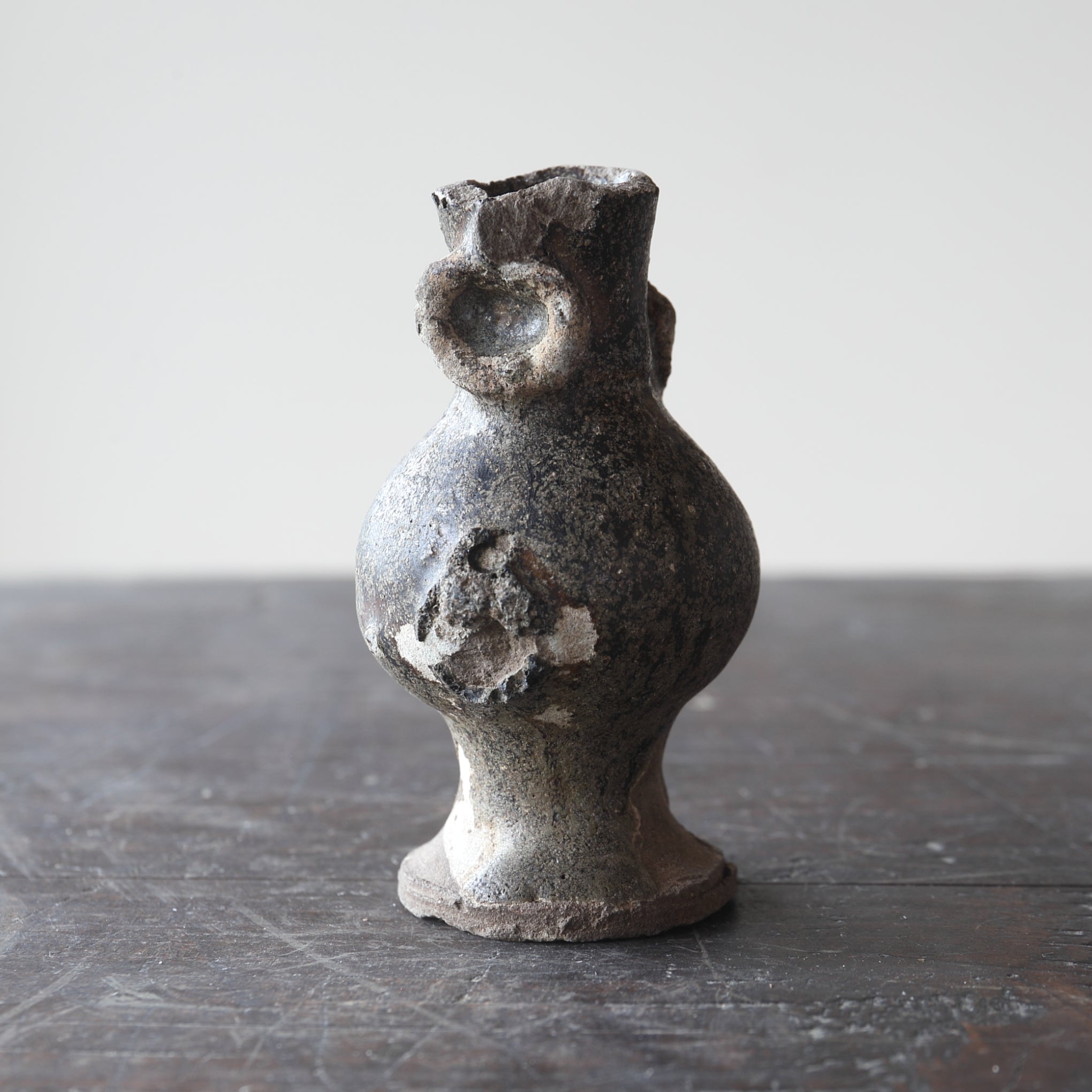 JARRÓN PARA ALTAR BUDISTA, Ko-Seto, vidriado de hierro, Período Kamakura(1185–1333 d. C.)