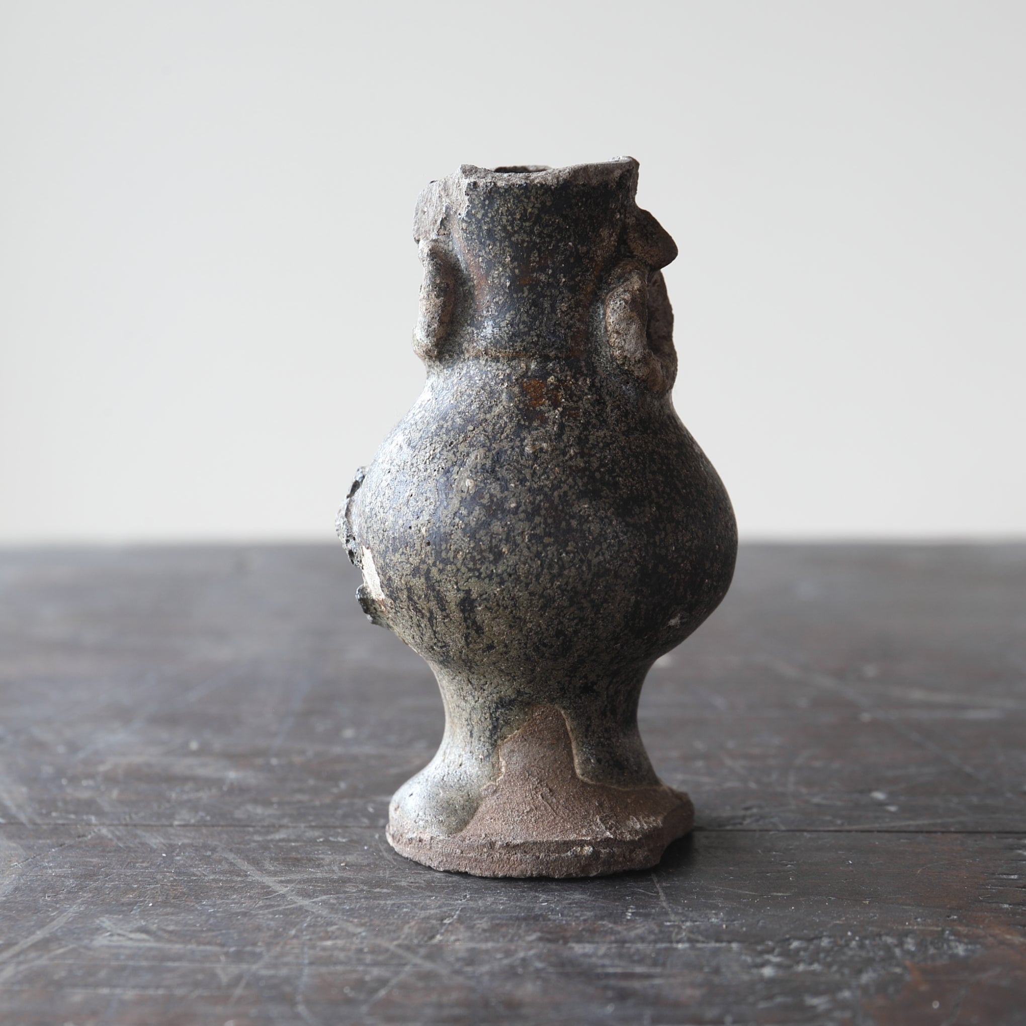 JARRÓN PARA ALTAR BUDISTA, Ko-Seto, vidriado de hierro, Período Kamakura(1185–1333 d. C.)