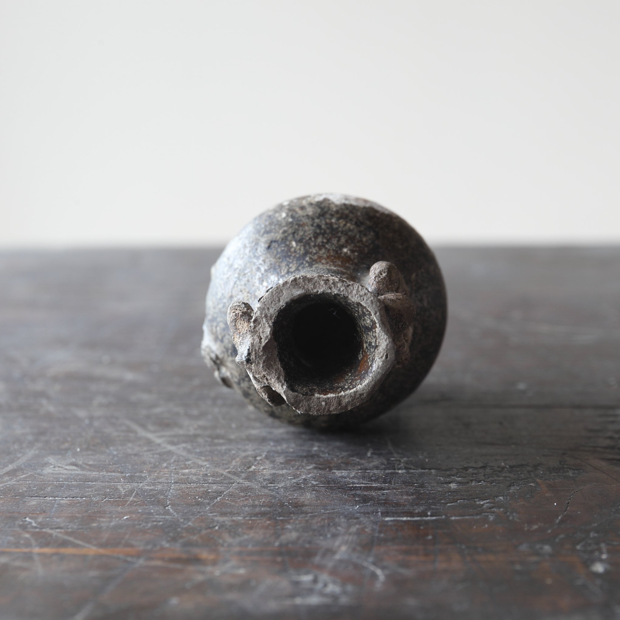 JARRÓN PARA ALTAR BUDISTA, Ko-Seto, vidriado de hierro, Período Kamakura(1185–1333 d. C.)