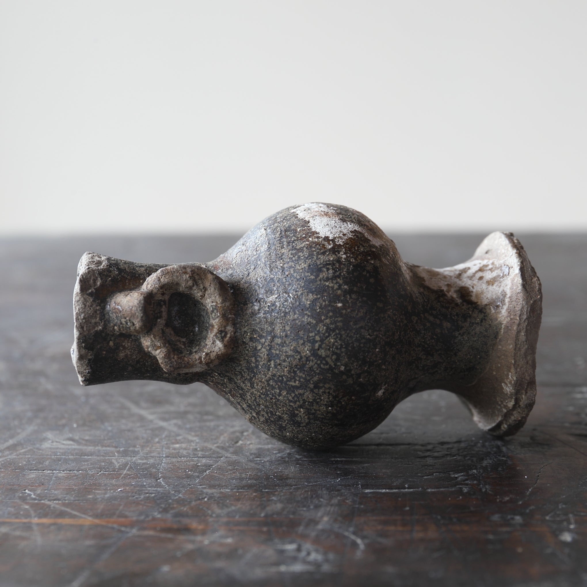 JARRÓN PARA ALTAR BUDISTA, Ko-Seto, vidriado de hierro, Período Kamakura(1185–1333 d. C.)