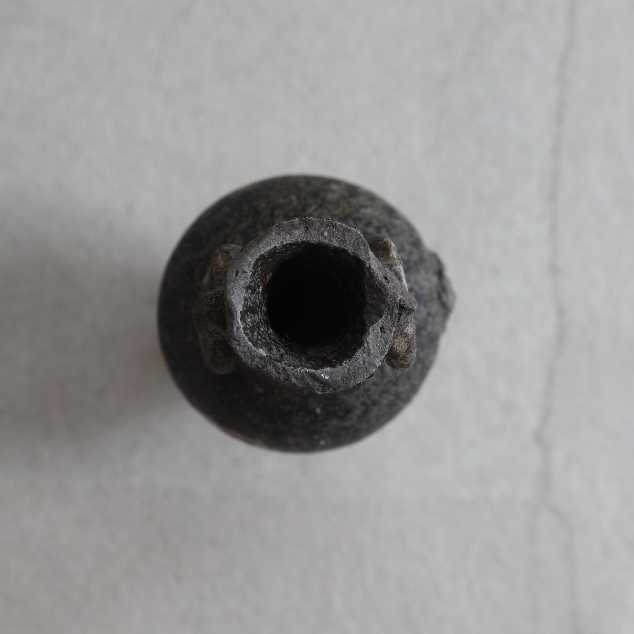 JARRÓN PARA ALTAR BUDISTA, Ko-Seto, vidriado de hierro, Período Kamakura(1185–1333 d. C.)
