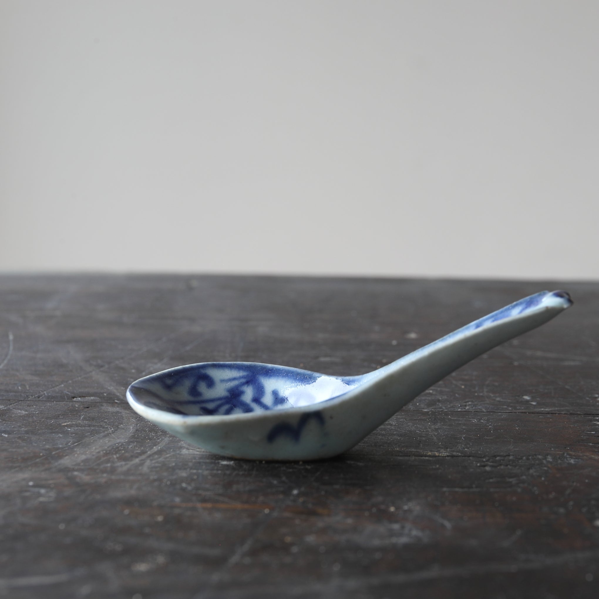 CUCHARA DE SOPA CHINA, Con azul bajo cubierta diseño de hierba, a2, Dinastía Qing(1616–1911 d. C.)