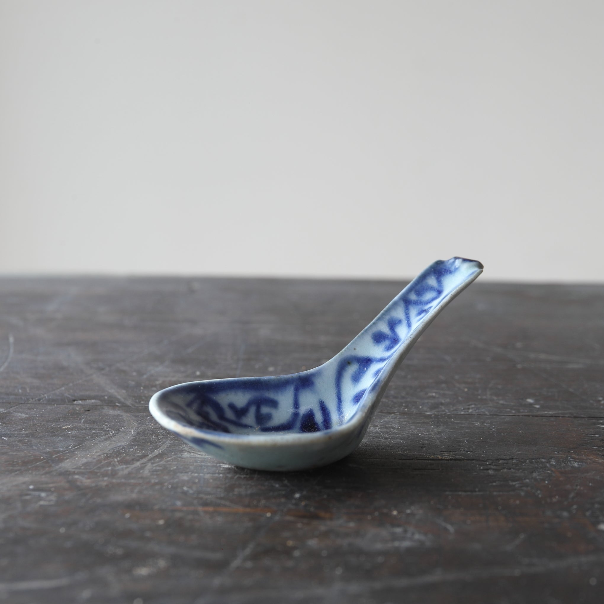 CUCHARA DE SOPA CHINA, Con azul bajo cubierta diseño de hierba, a2, Dinastía Qing(1616–1911 d. C.)