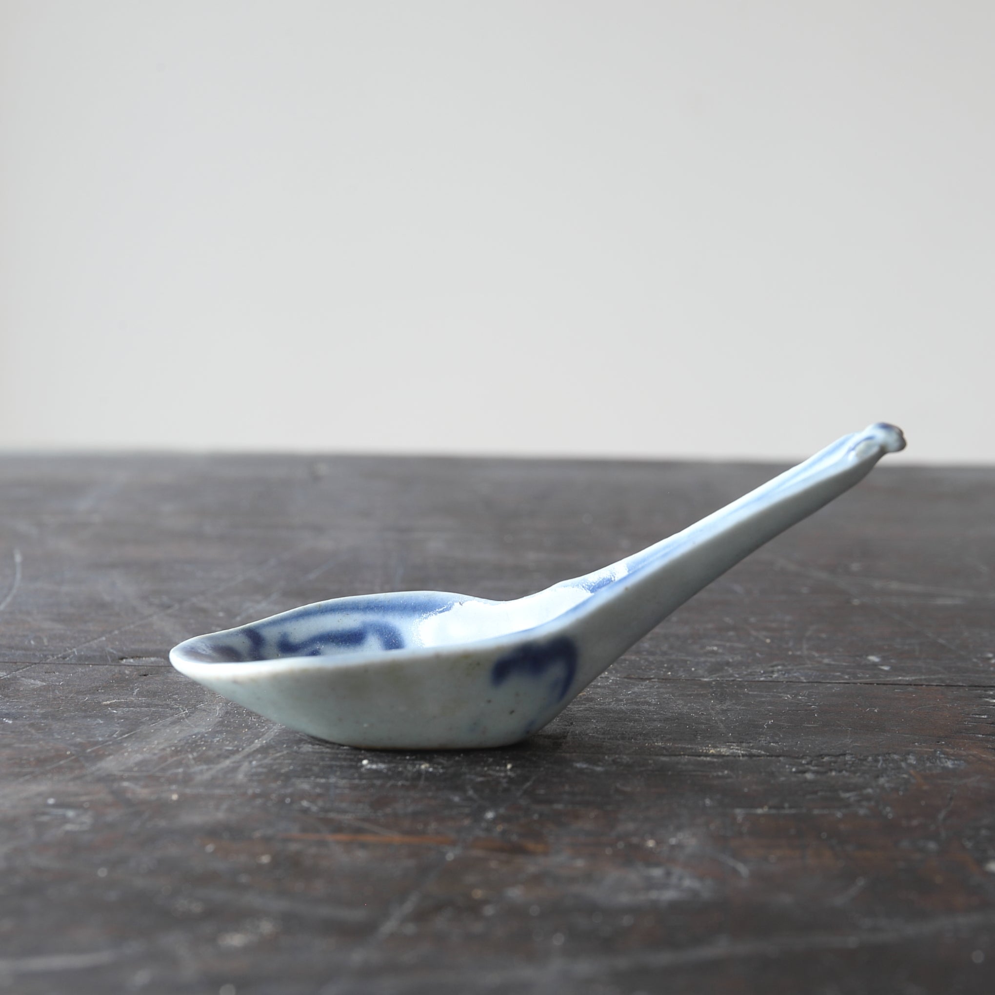 CUCHARA DE SOPA CHINA, Con azul bajo cubierta diseño de hierba, a3, Dinastía Qing(1616–1911 d. C.)