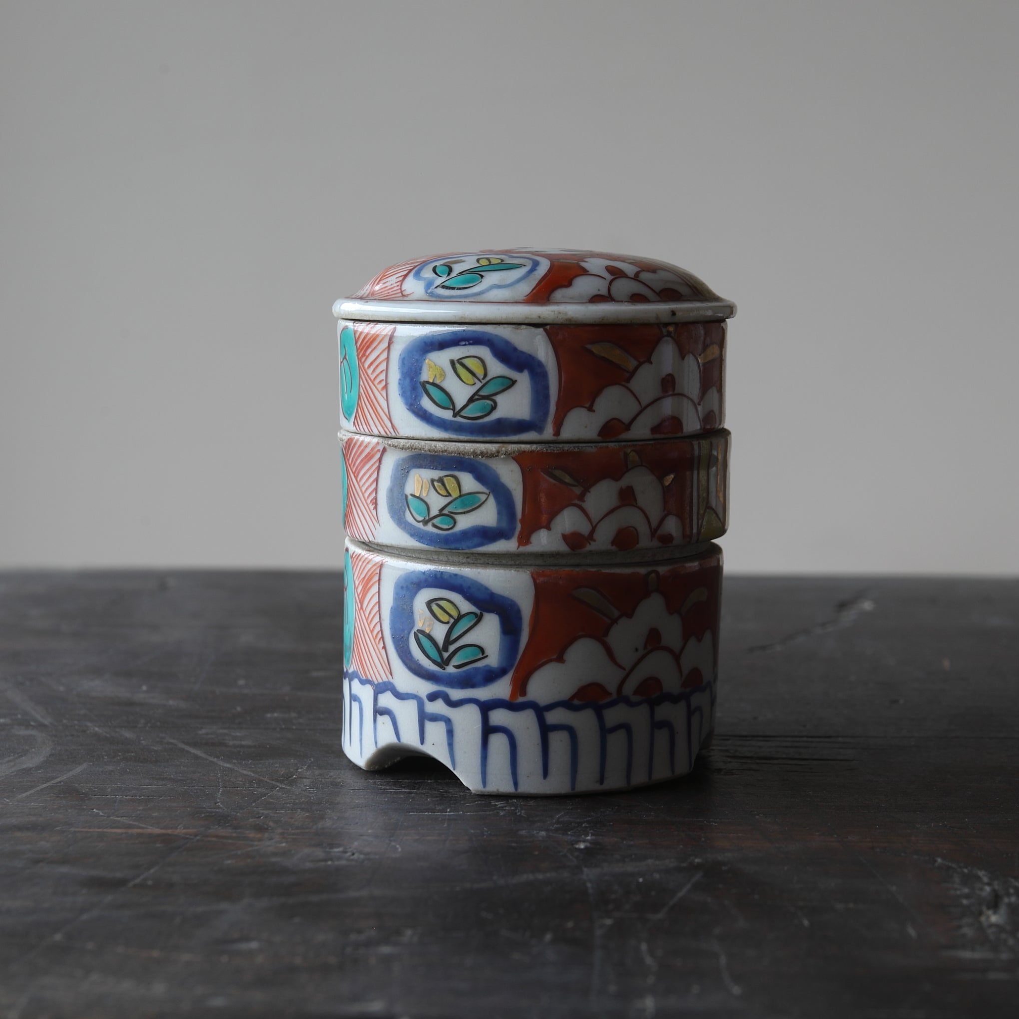 CAJA ESCALONADA PARA DULCES, Ko-Imari, Período Edo(1603–1867 d. C.)