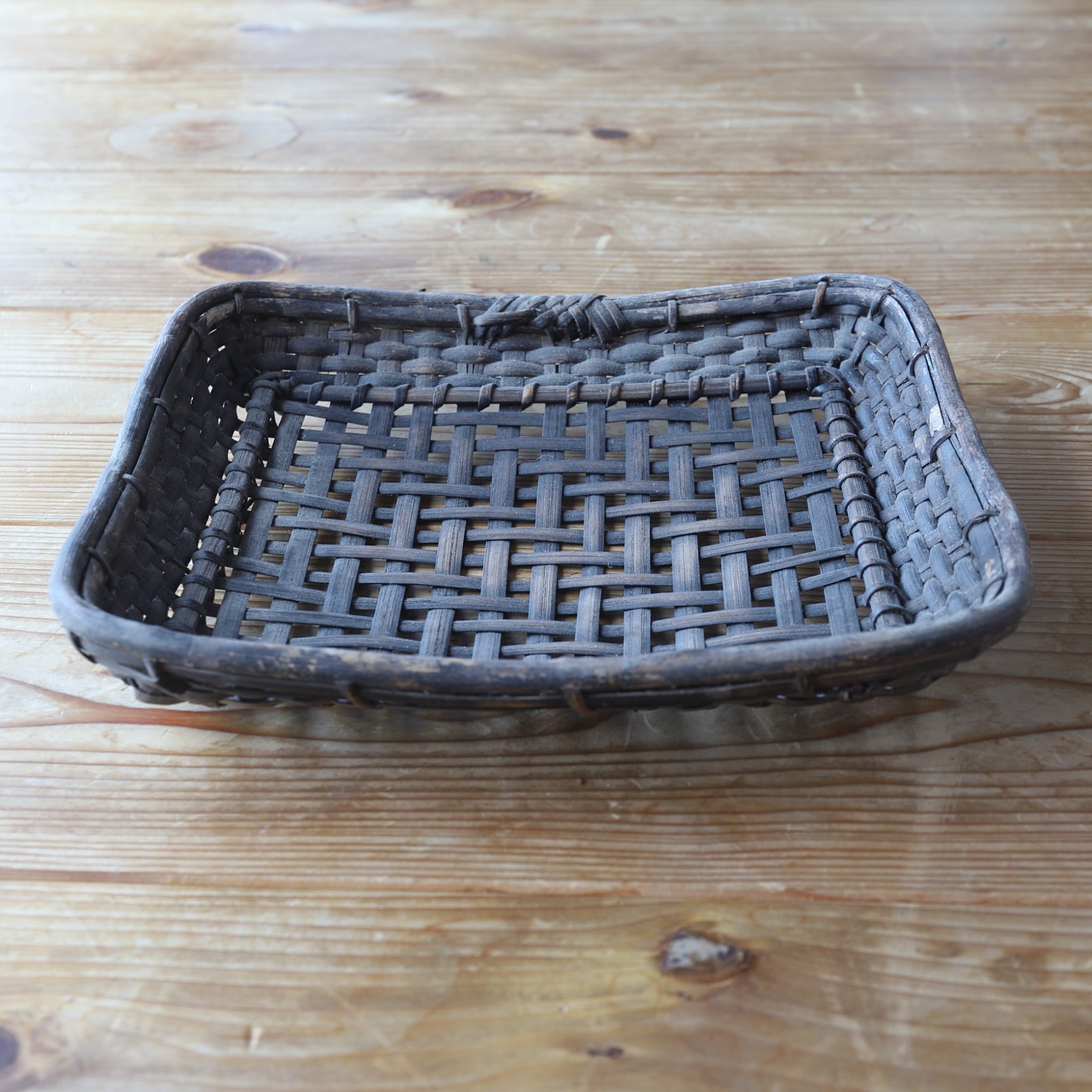 CESTA PLANA DE BAMBÚ, Mingei, b, Período Taisho(1912–1926 d. C.)