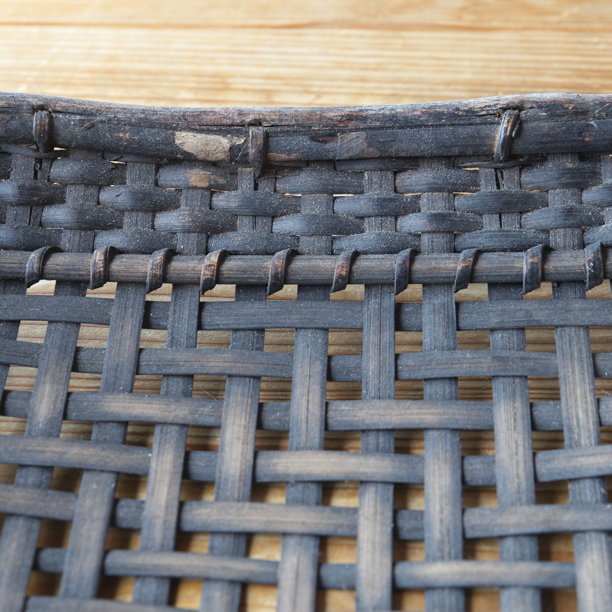 CESTA PLANA DE BAMBÚ, Mingei, b, Período Taisho(1912–1926 d. C.)
