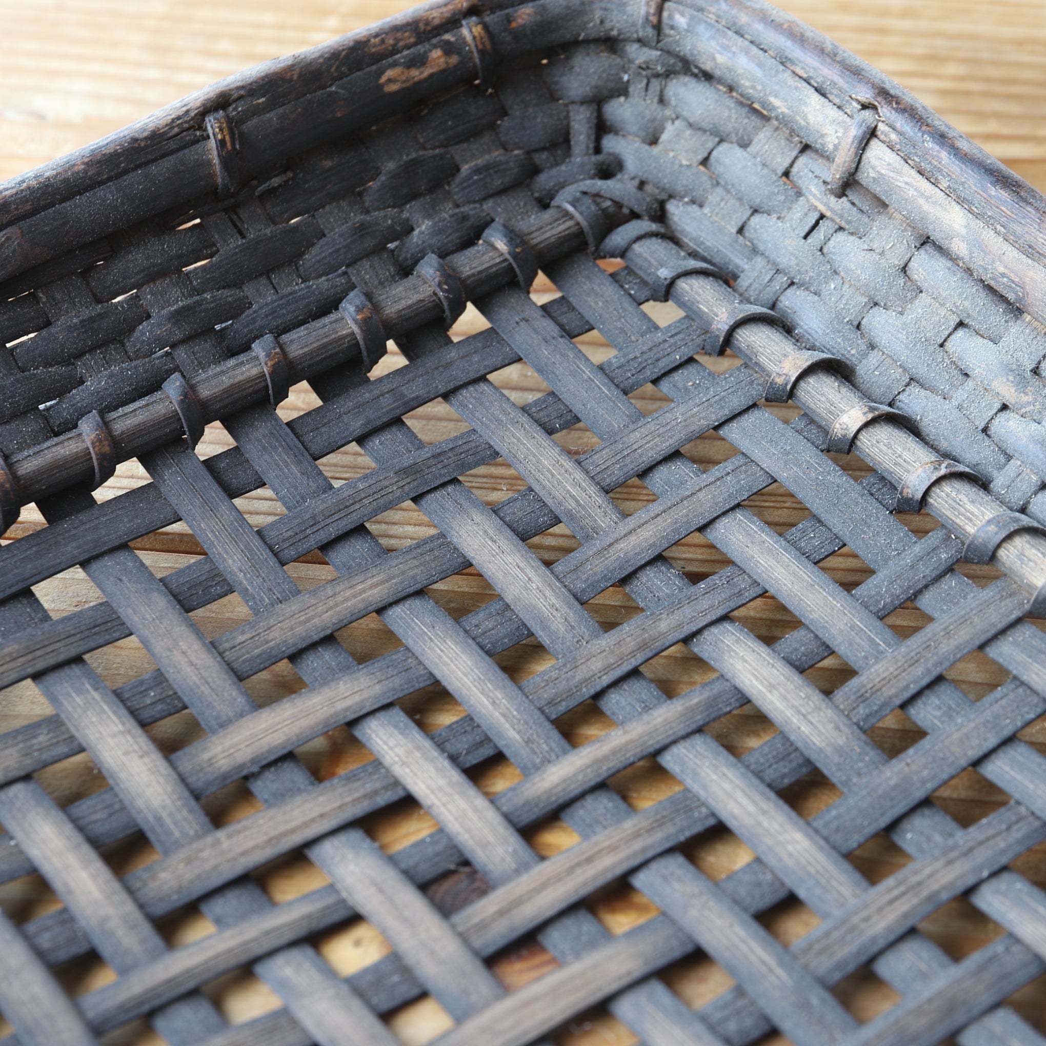 CESTA PLANA DE BAMBÚ, Mingei, b, Período Taisho(1912–1926 d. C.)