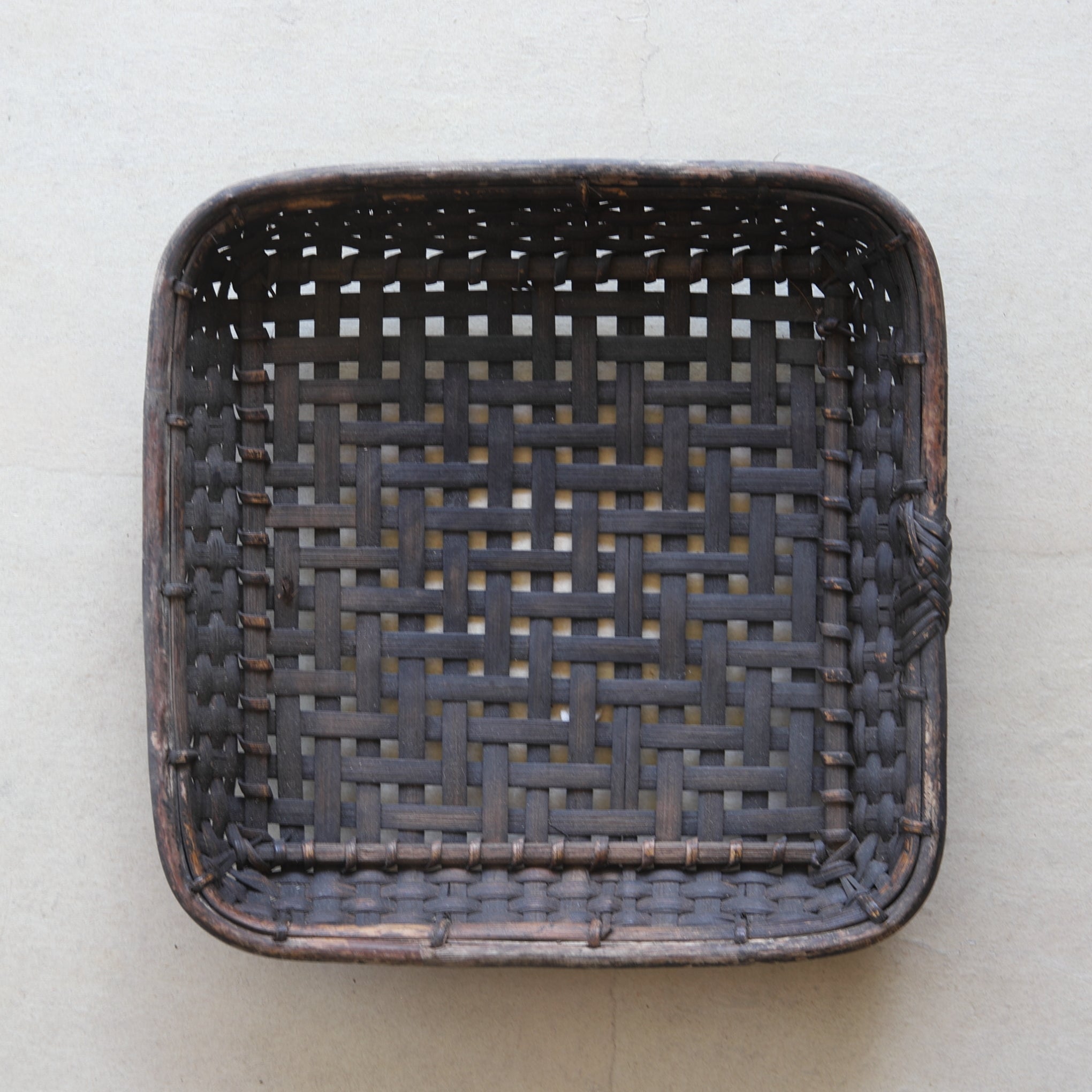 CESTA PLANA DE BAMBÚ, Mingei, c, Período Taisho(1912–1926 d. C.)