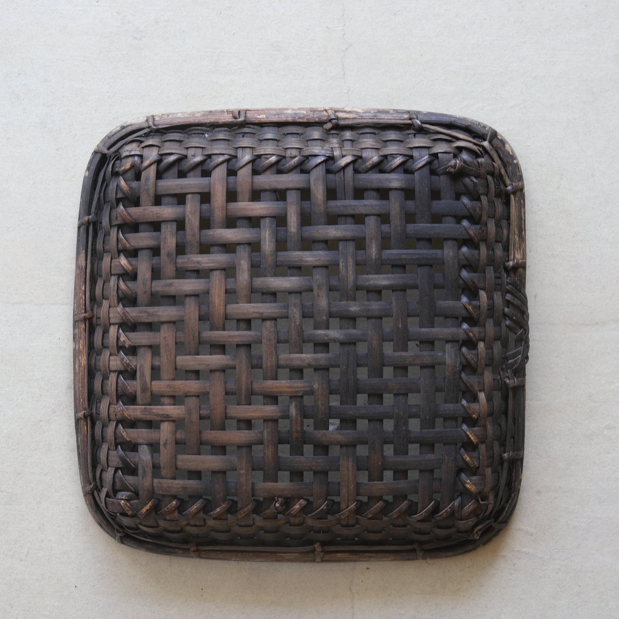 CESTA PLANA DE BAMBÚ, Mingei, c, Período Taisho(1912–1926 d. C.)