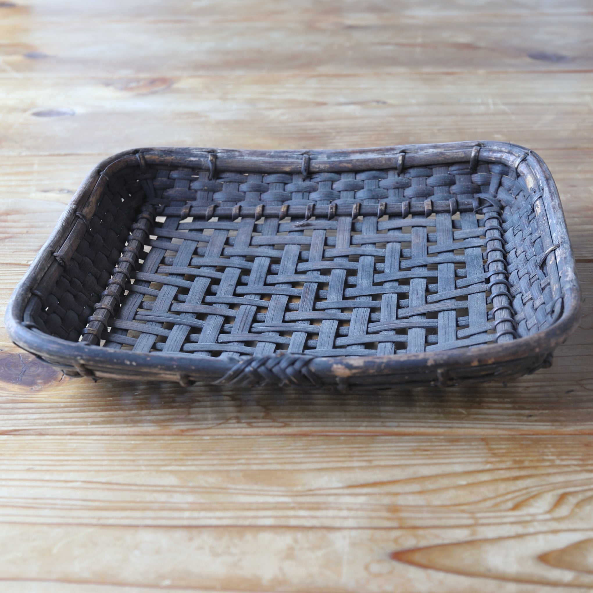 CESTA PLANA DE BAMBÚ, Mingei, c, Período Taisho(1912–1926 d. C.)