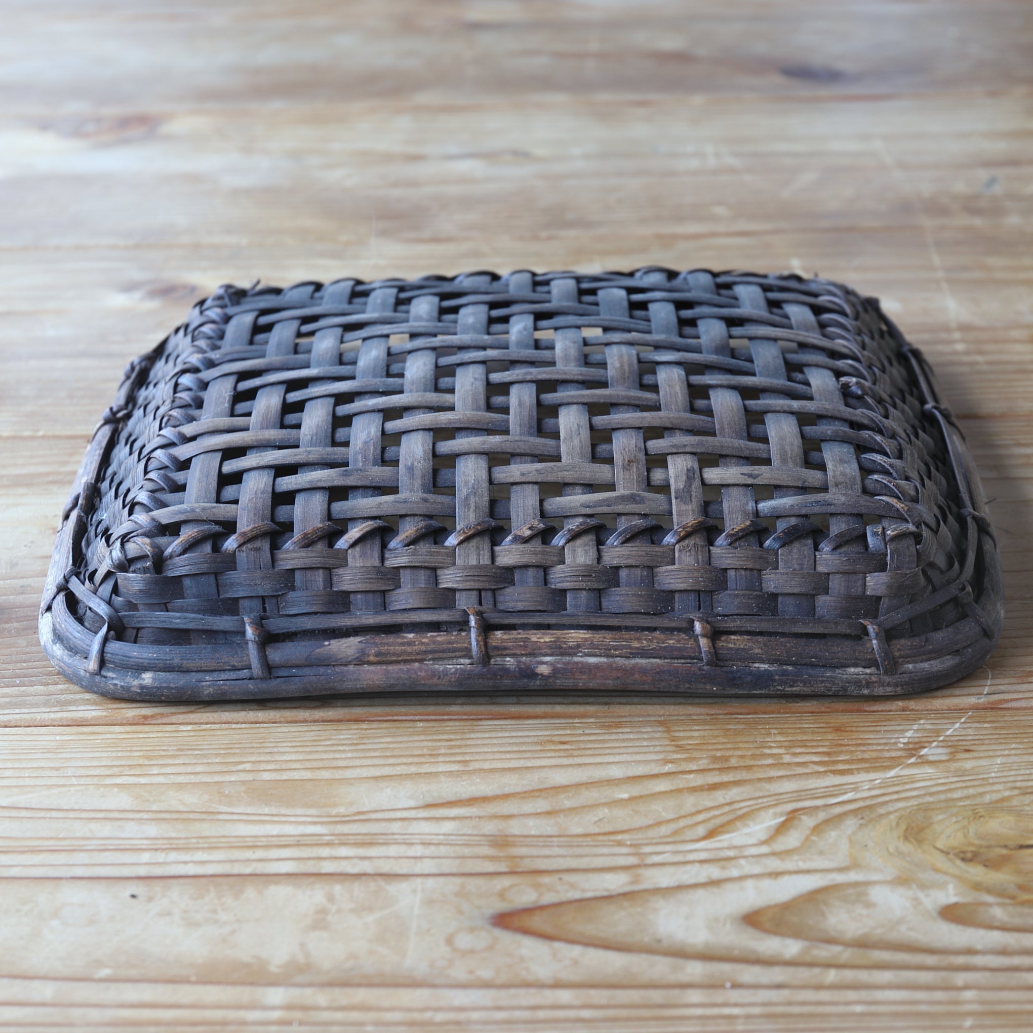 CESTA PLANA DE BAMBÚ, Mingei, c, Período Taisho(1912–1926 d. C.)
