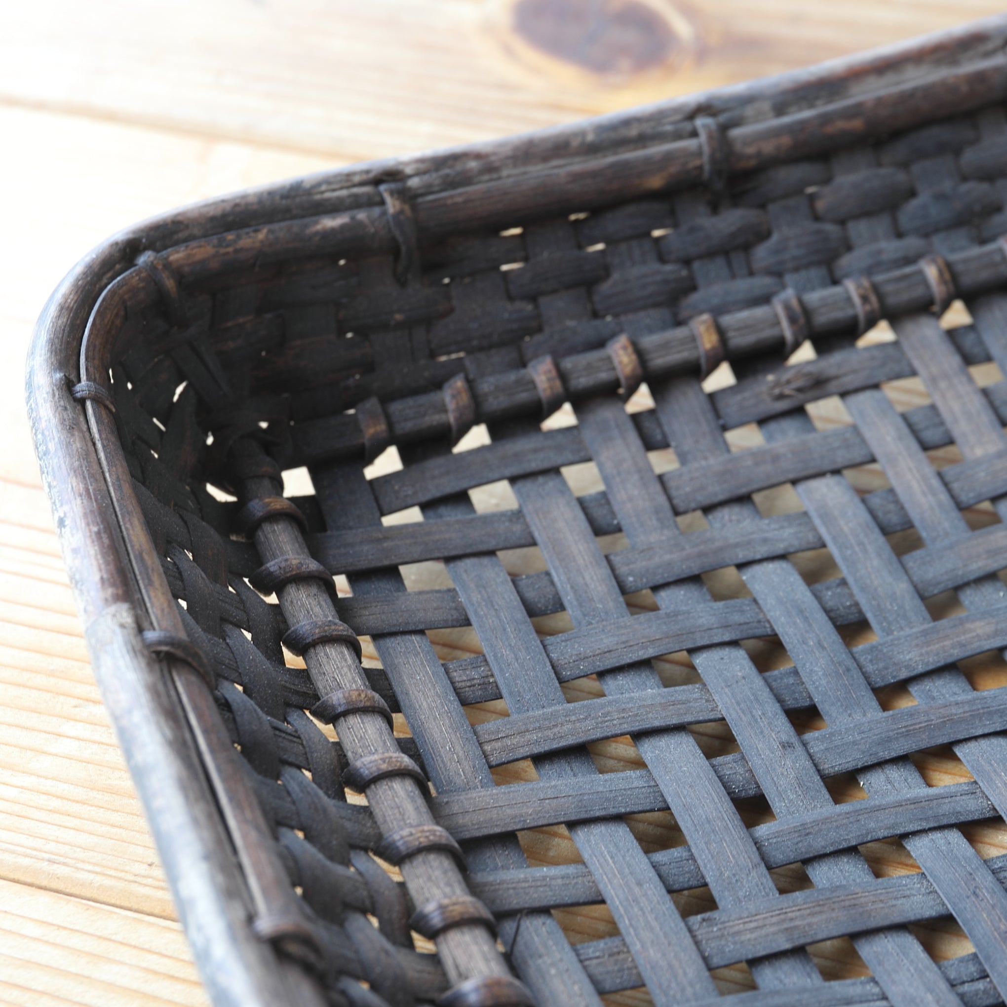 CESTA PLANA DE BAMBÚ, Mingei, c, Período Taisho(1912–1926 d. C.)