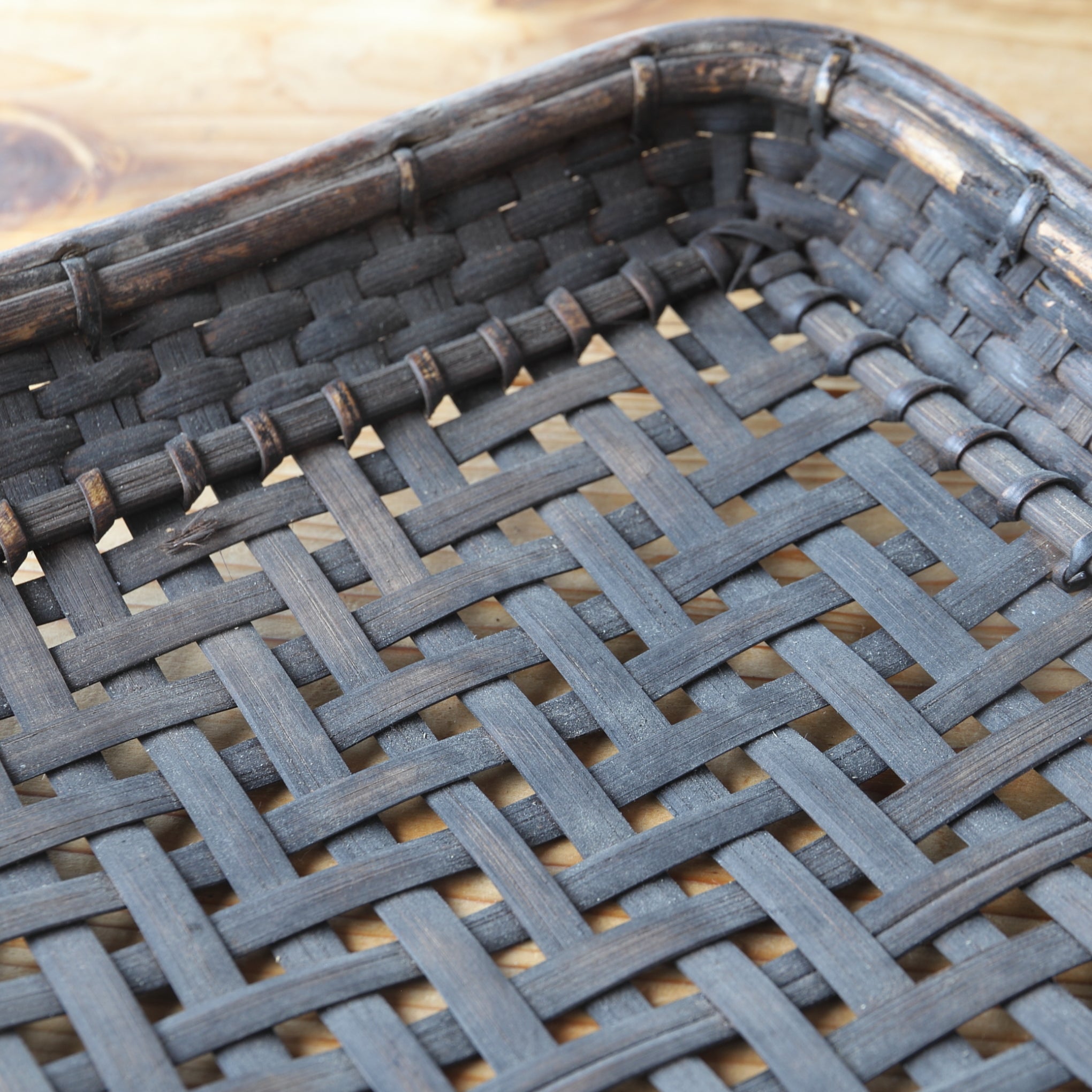 CESTA PLANA DE BAMBÚ, Mingei, c, Período Taisho(1912–1926 d. C.)