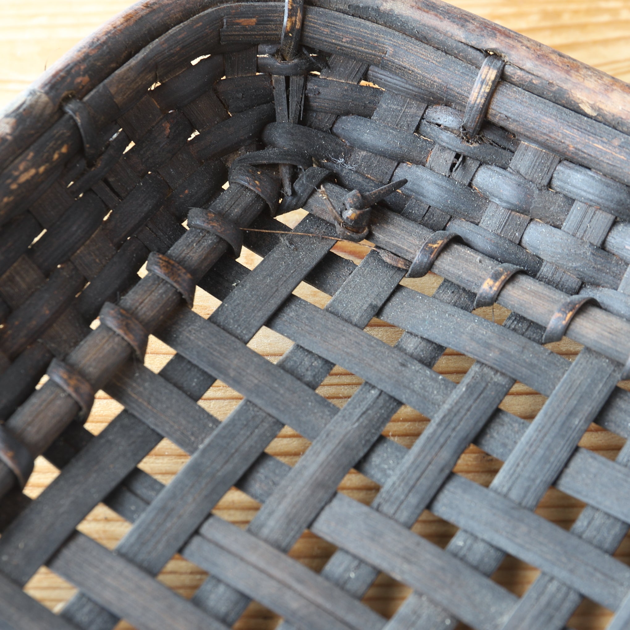 CESTA PLANA DE BAMBÚ, Mingei, c, Período Taisho(1912–1926 d. C.)