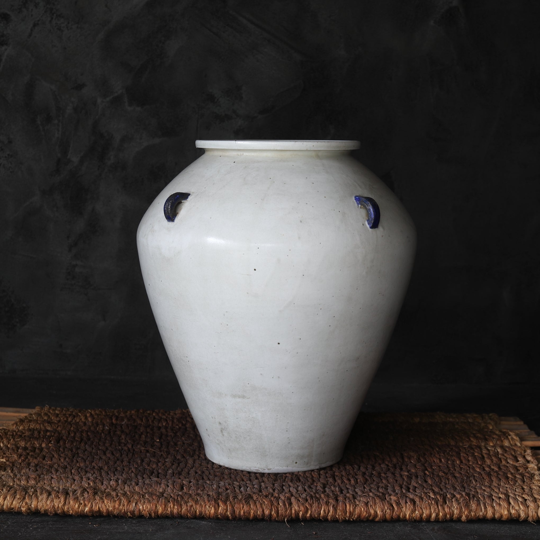 VIERÖSIGES GEFÄSS, Weißporzellan, lapislazuli-glasiert, Joseon-Dynastie(1392–1897 n. Chr.)