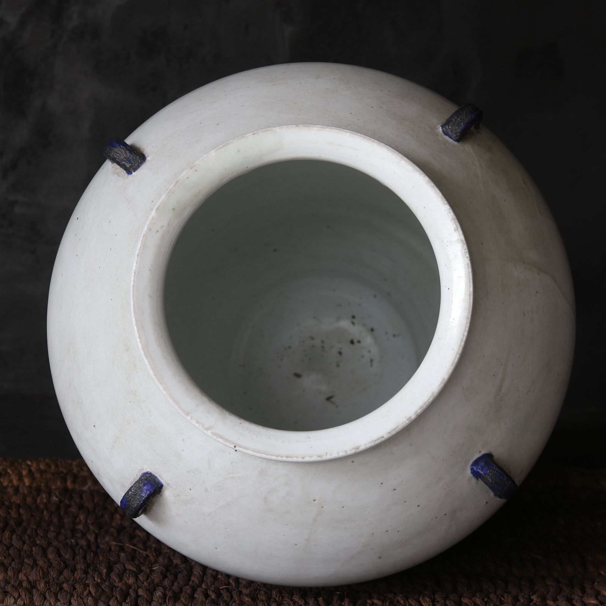 VIERÖSIGES GEFÄSS, Weißporzellan, lapislazuli-glasiert, Joseon-Dynastie(1392–1897 n. Chr.)