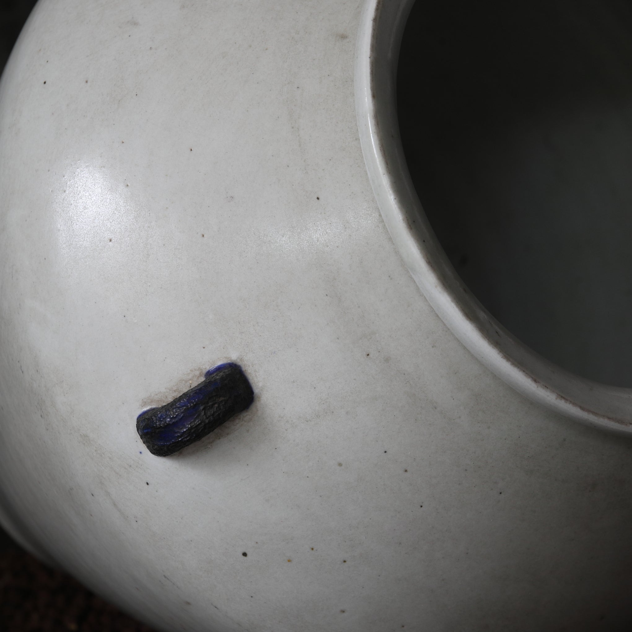 VIERÖSIGES GEFÄSS, Weißporzellan, lapislazuli-glasiert, Joseon-Dynastie(1392–1897 n. Chr.)