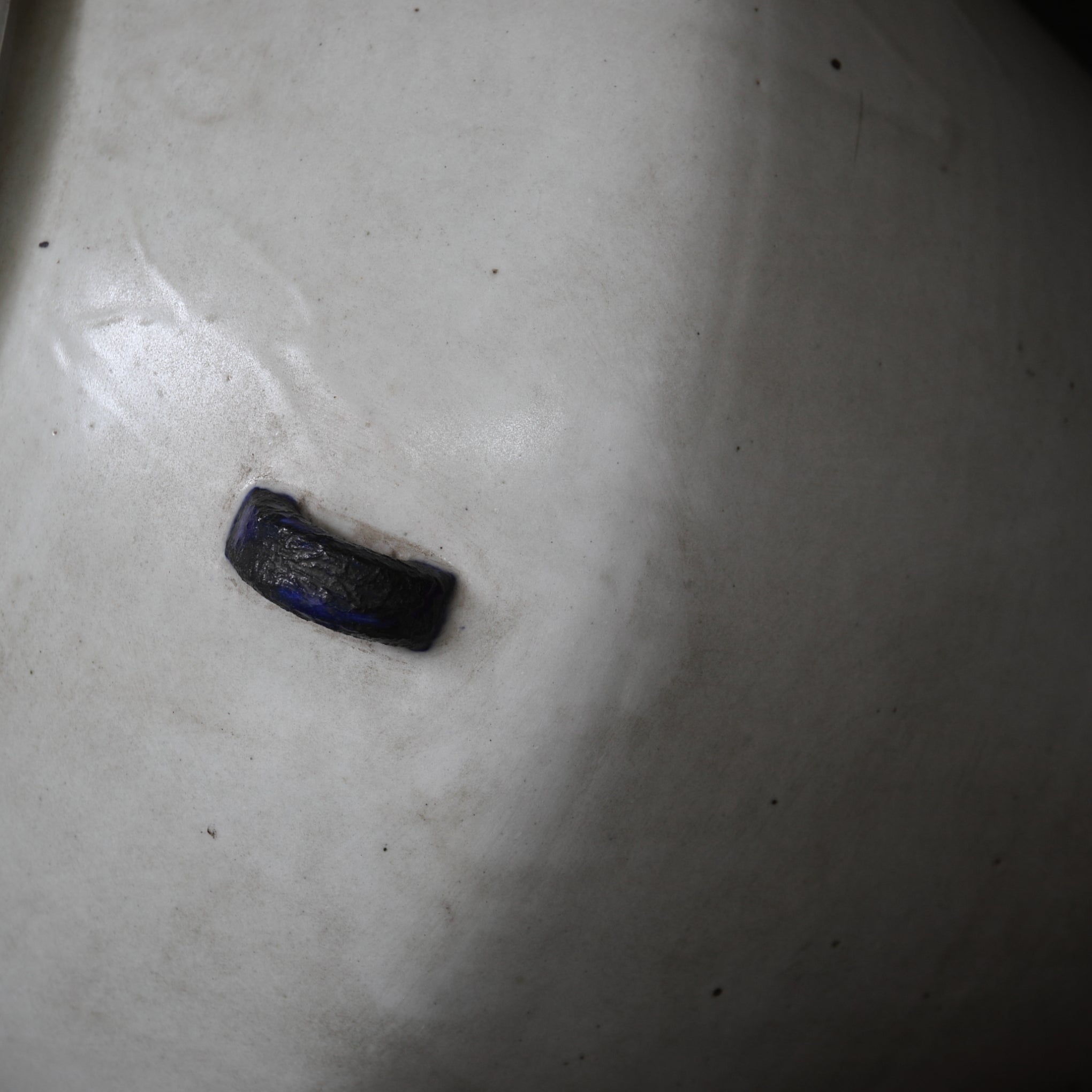 VIERÖSIGES GEFÄSS, Weißporzellan, lapislazuli-glasiert, Joseon-Dynastie(1392–1897 n. Chr.)