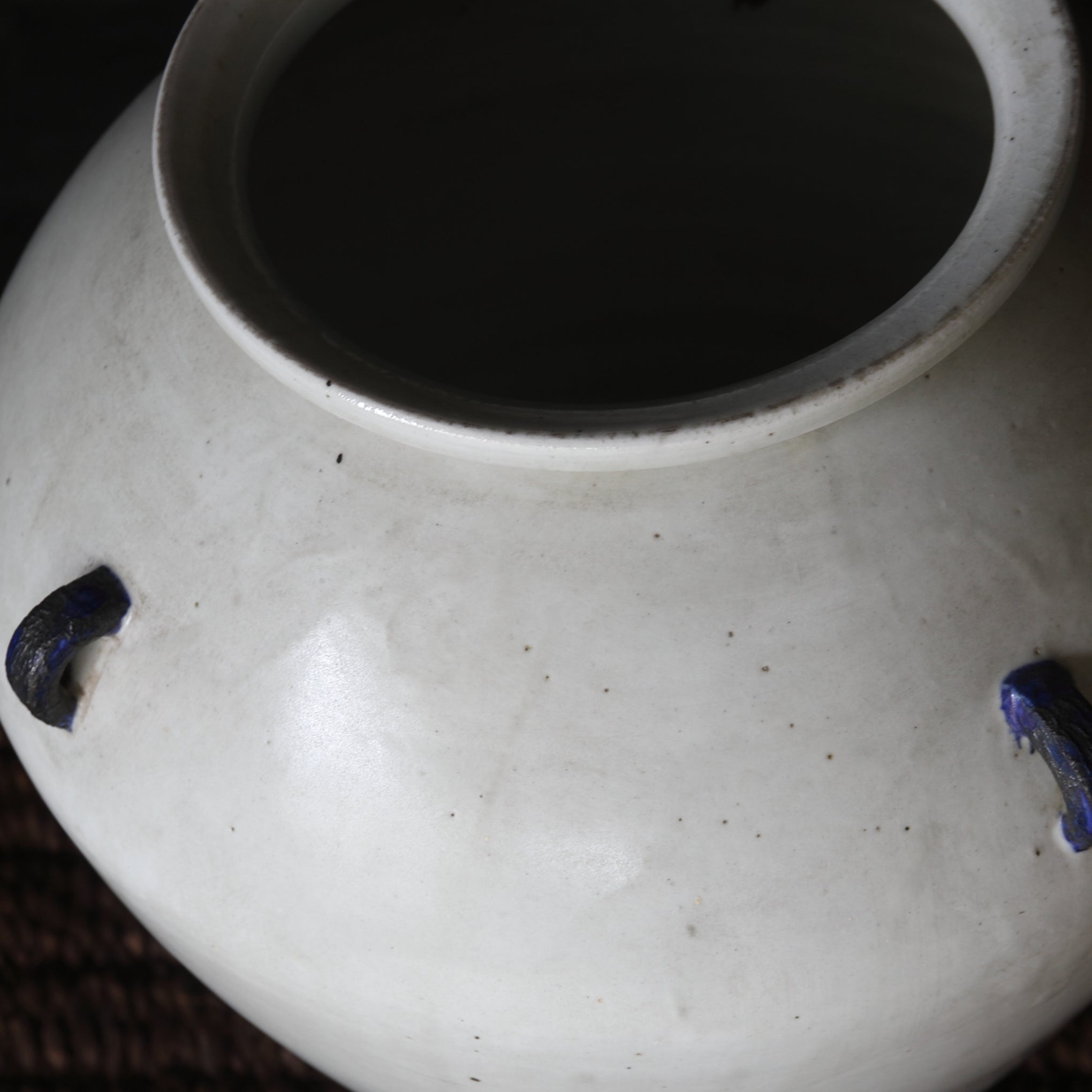 VIERÖSIGES GEFÄSS, Weißporzellan, lapislazuli-glasiert, Joseon-Dynastie(1392–1897 n. Chr.)