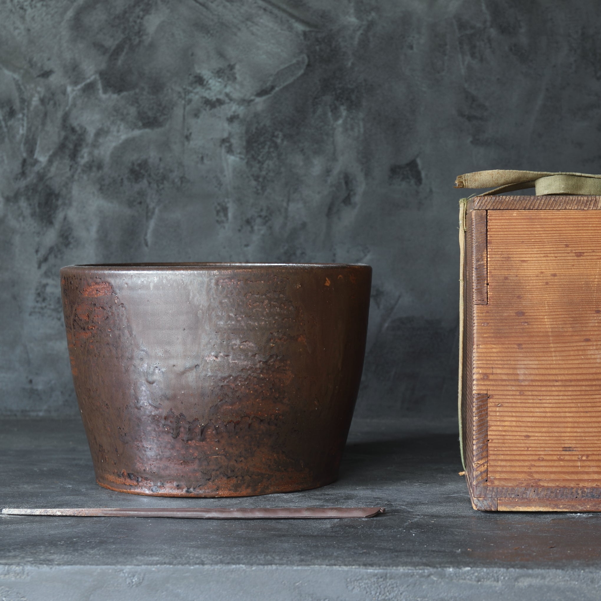 BRASERO y TENAZAS PARA FUEGO, Hecho por Miura Chikusen, con caja de madera, Período Taisho(1912–1926 d. C.)