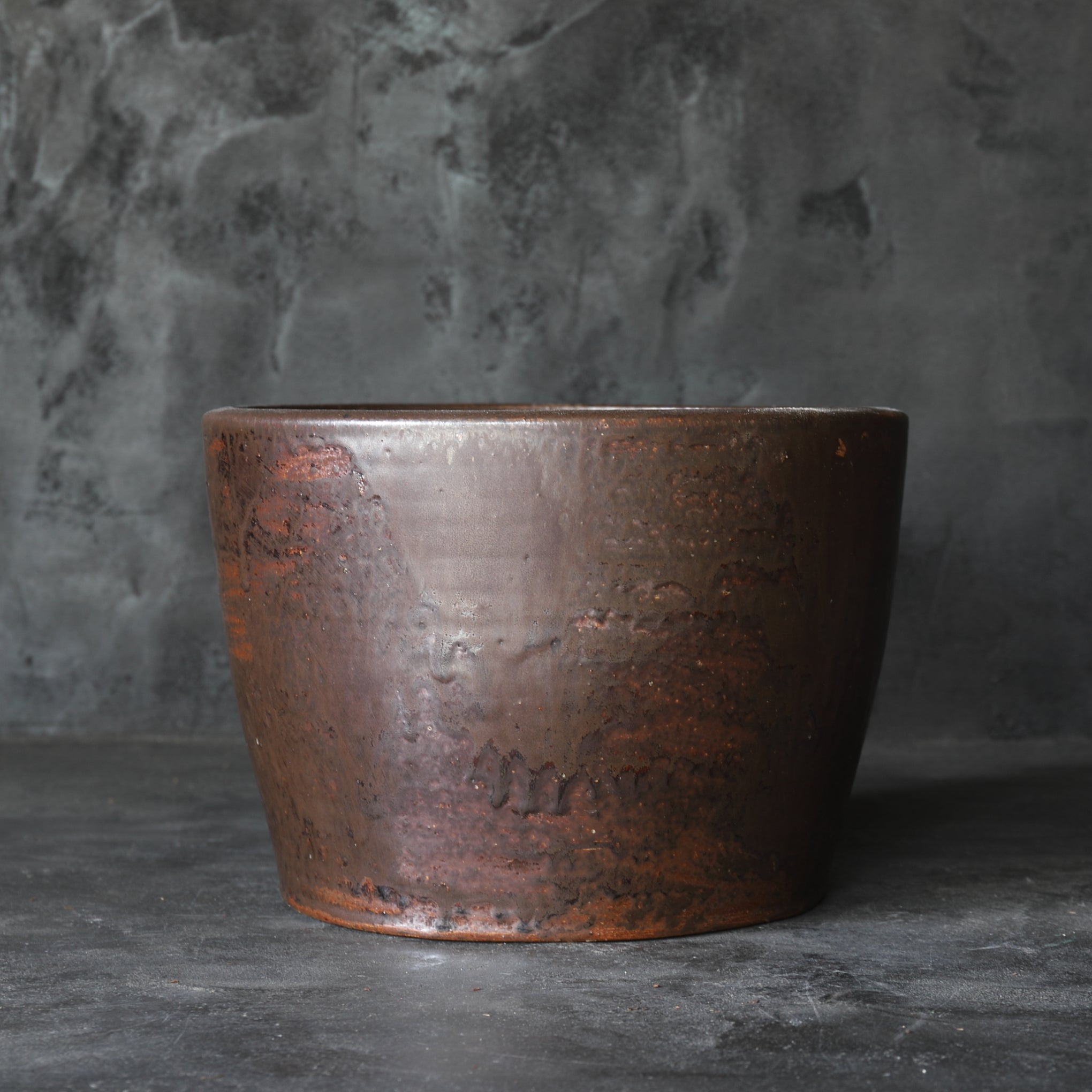 BRASERO y TENAZAS PARA FUEGO, Hecho por Miura Chikusen, con caja de madera, Período Taisho(1912–1926 d. C.)