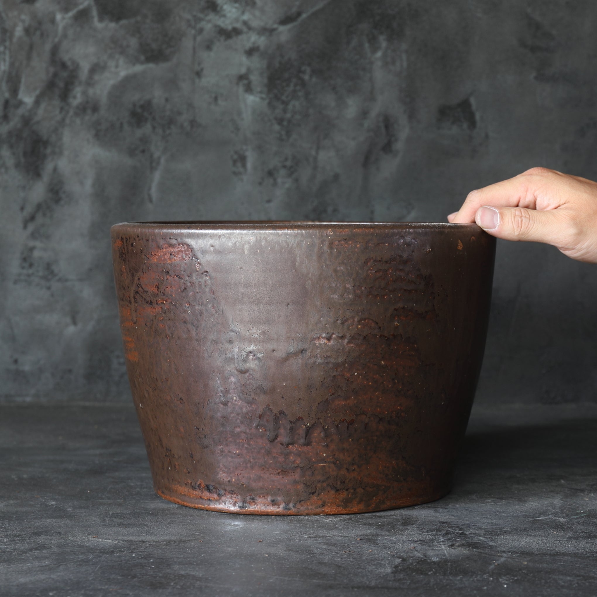 BRASERO y TENAZAS PARA FUEGO, Hecho por Miura Chikusen, con caja de madera, Período Taisho(1912–1926 d. C.)