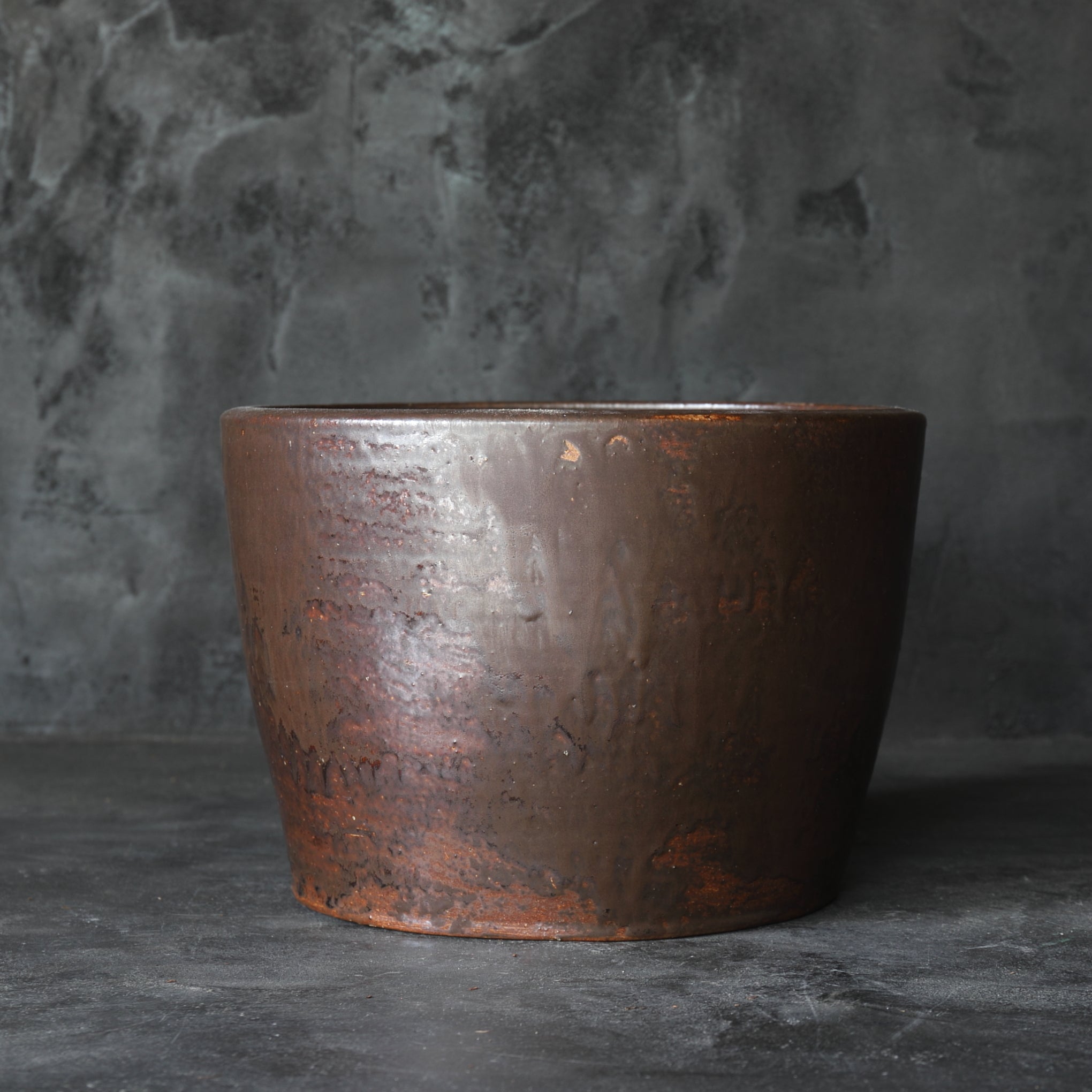 BRASERO y TENAZAS PARA FUEGO, Hecho por Miura Chikusen, con caja de madera, Período Taisho(1912–1926 d. C.)