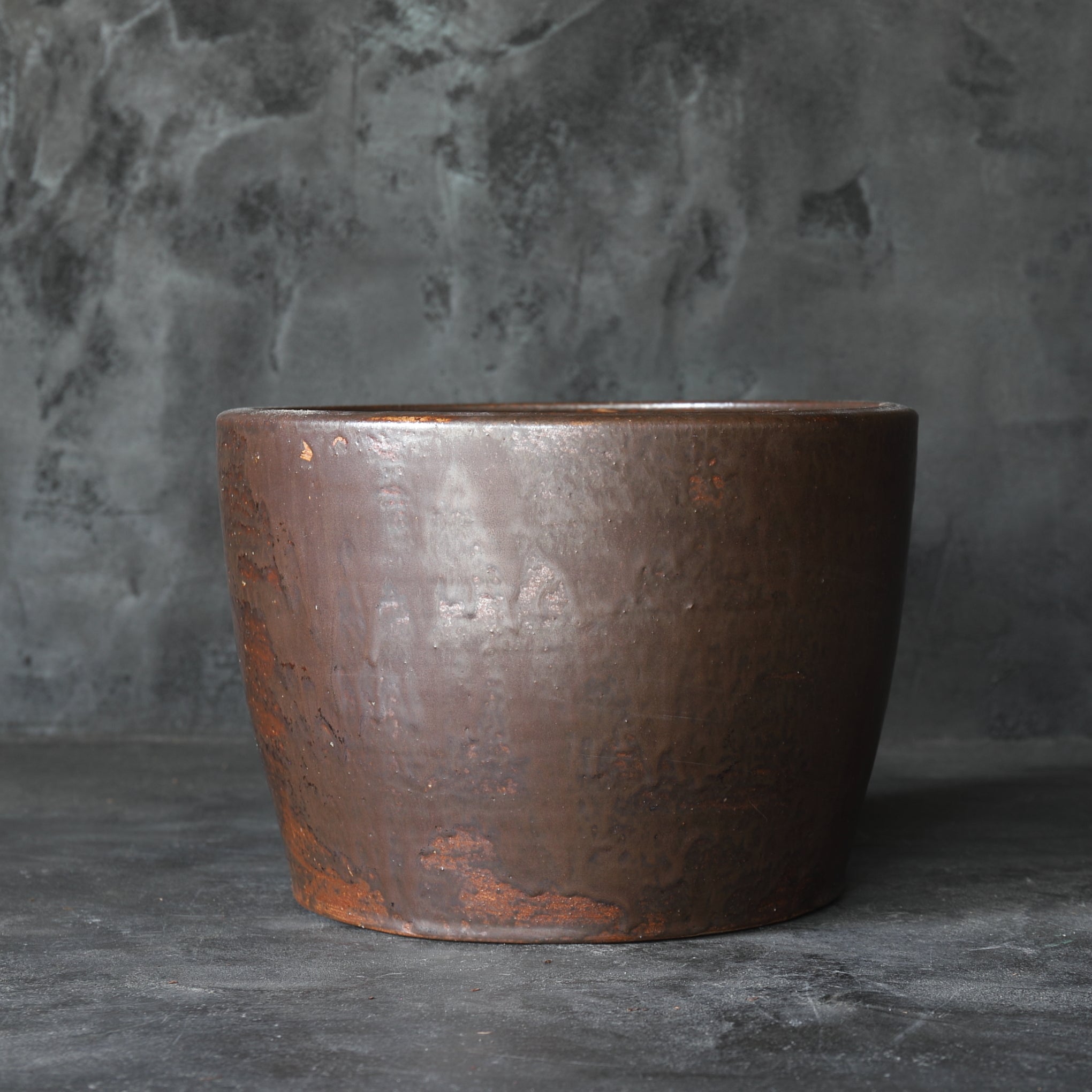BRASERO y TENAZAS PARA FUEGO, Hecho por Miura Chikusen, con caja de madera, Período Taisho(1912–1926 d. C.)
